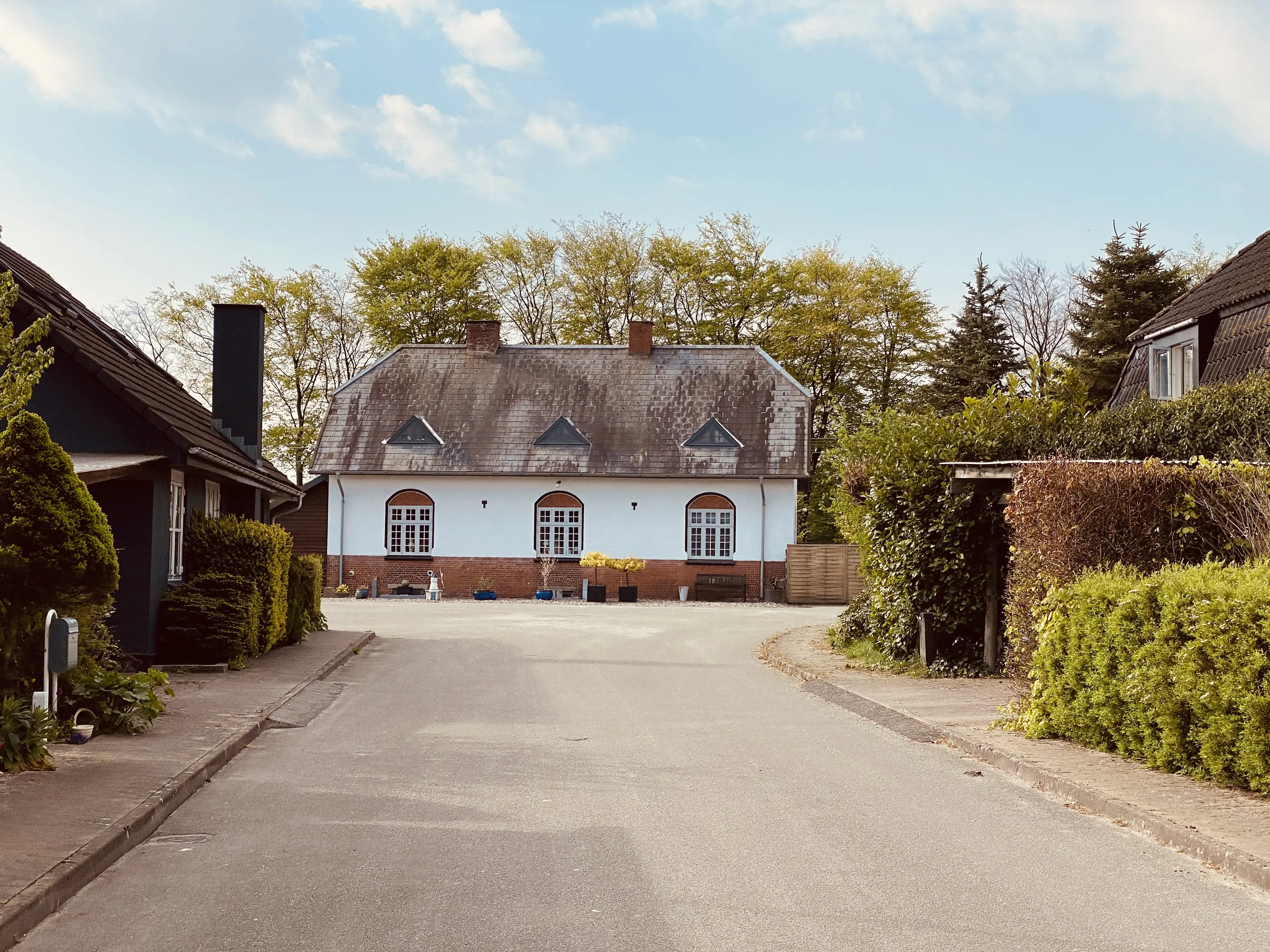 Billede af Andst Station set fra vejsiden. Billede af Andst Station set fra vejsiden.