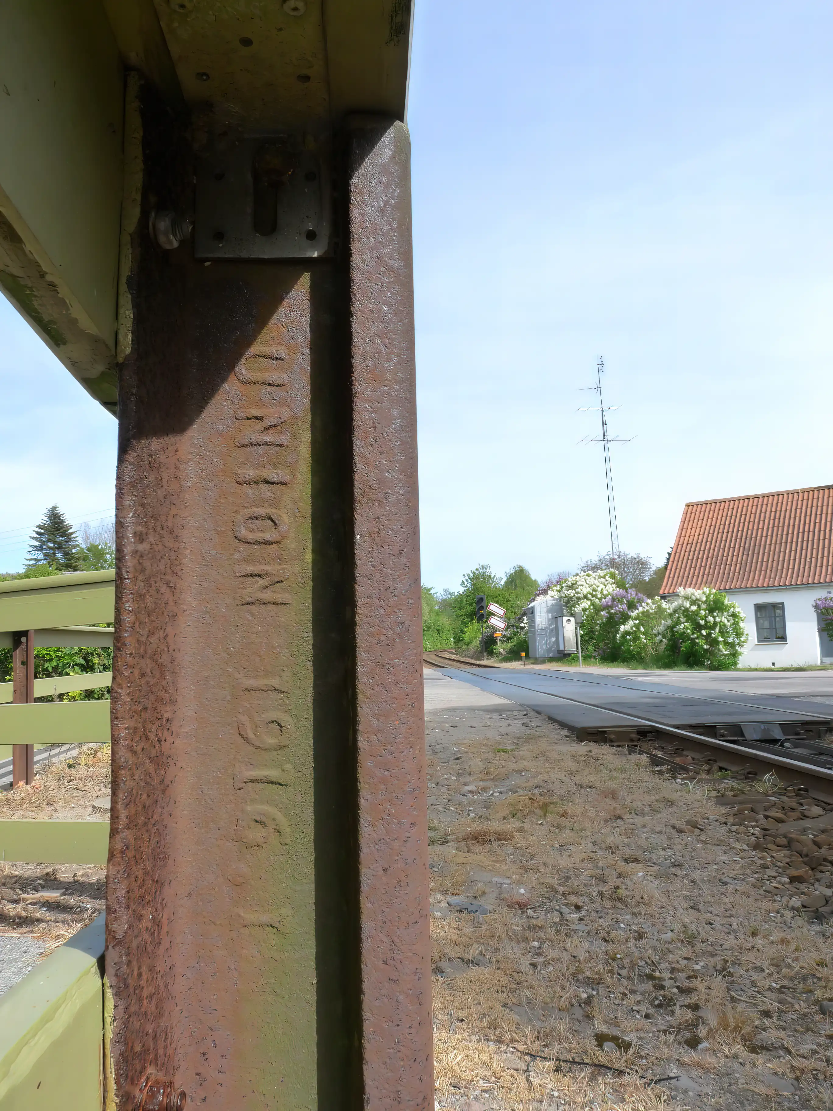 Billede af Øster Toreby Trinbræts rækværk - skinne af mærket UNION år 1916.