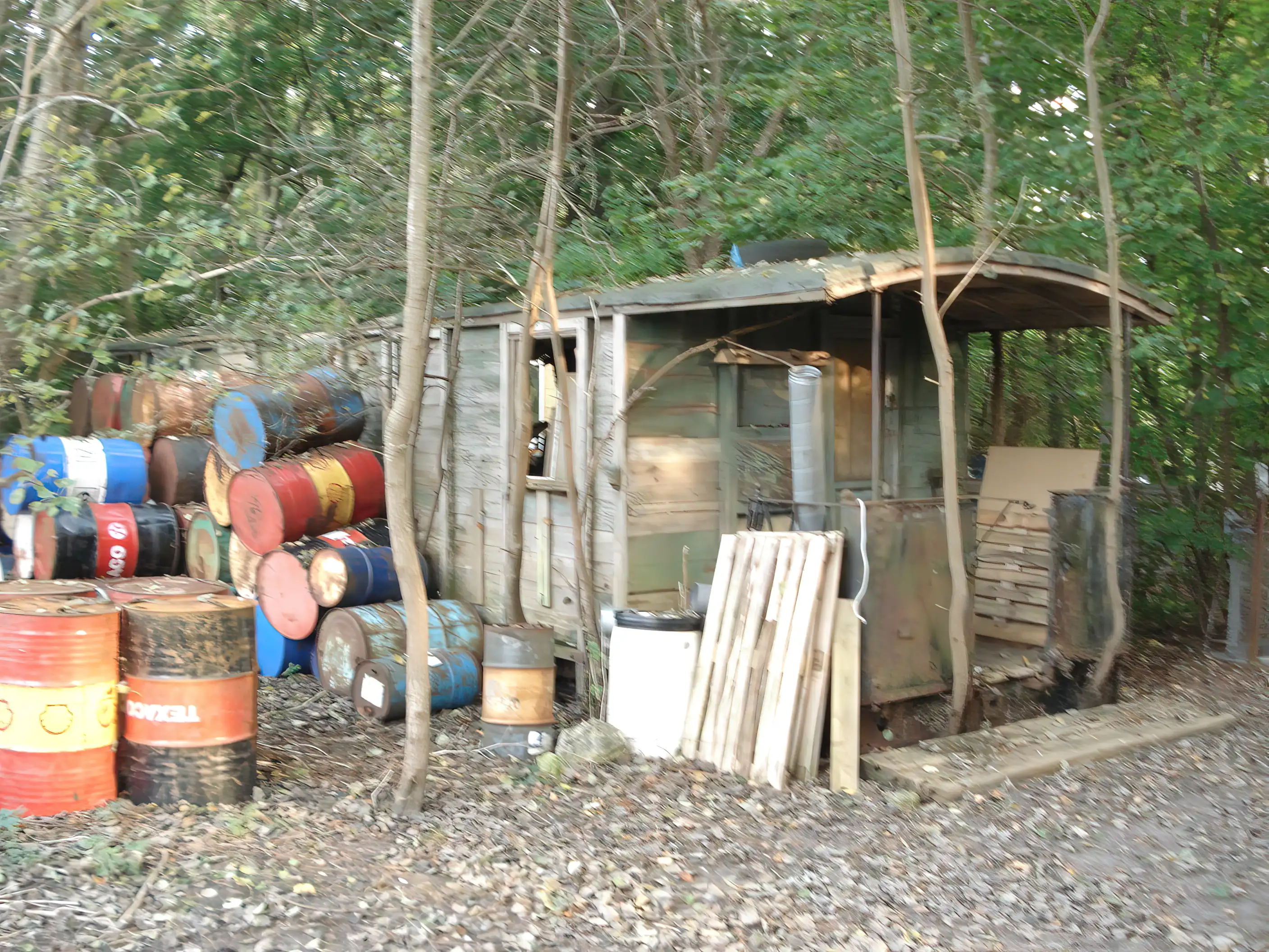 Tæt ved det nedlagte Ørslykkevej Trinbræt stod denne gamle godsvogn. Tæt ved det nedlagte Ørslykkevej Trinbræt stod denne gamle godsvogn.
