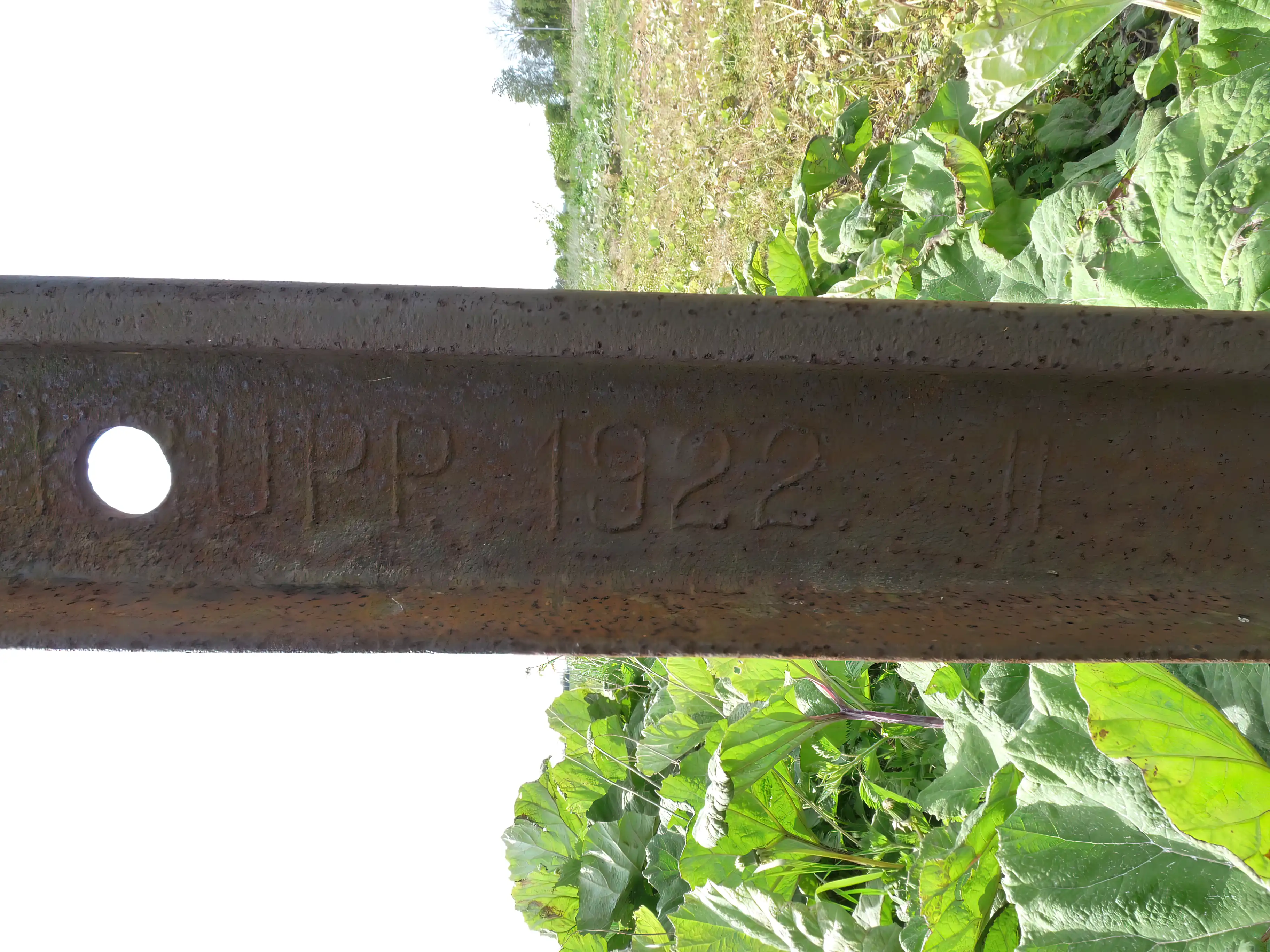 Billede fra Grænge Trinbræt - skinne mærket Krupp årgang 1922. Billede fra Grænge Trinbræt - skinne mærket Krupp årgang 1922.