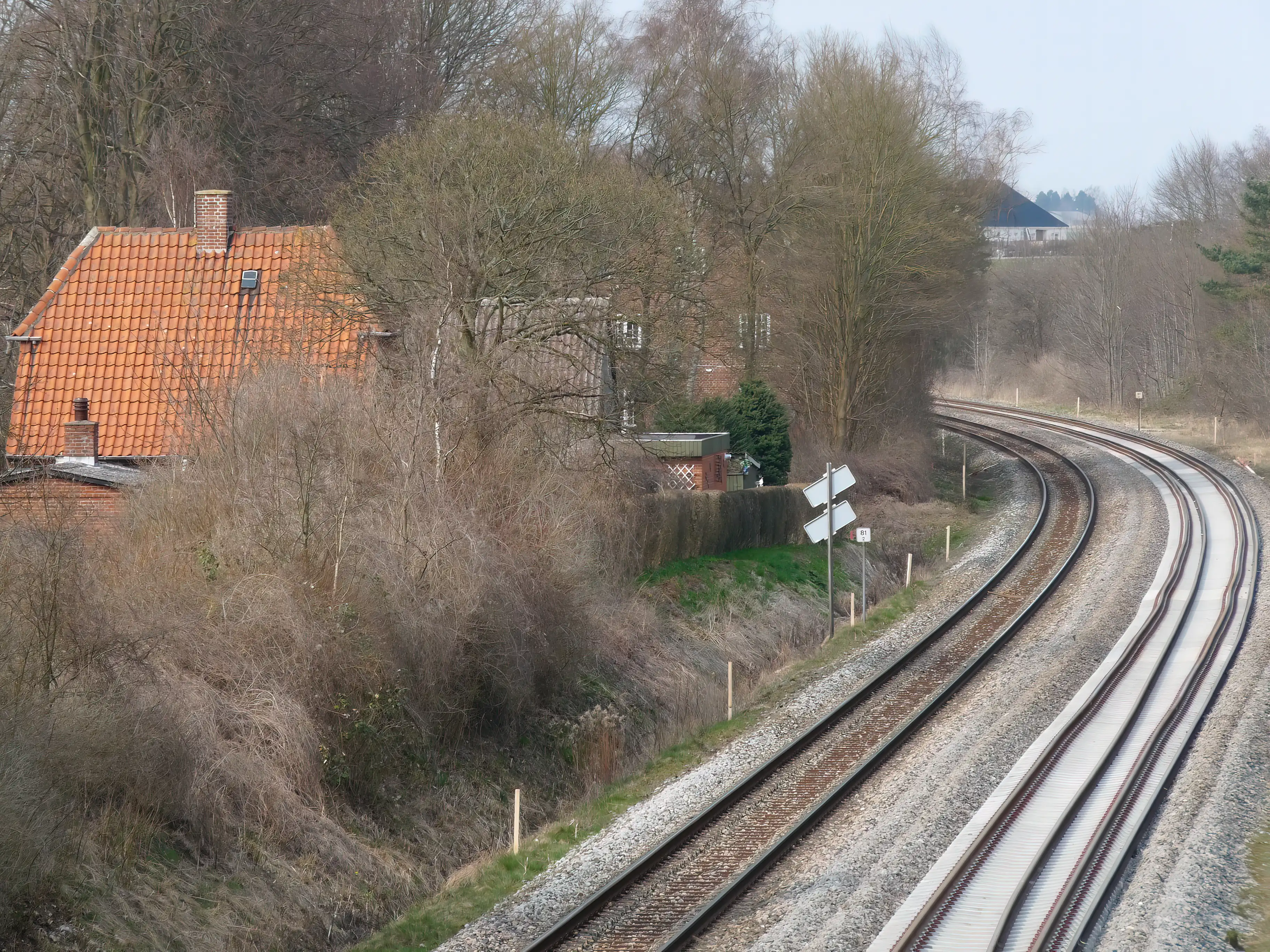 Billede af Herlufmagle Station - godt gemt bag træerne bagerst i billedet. Billede af Herlufmagle Station - godt gemt bag træerne bagerst i billedet.