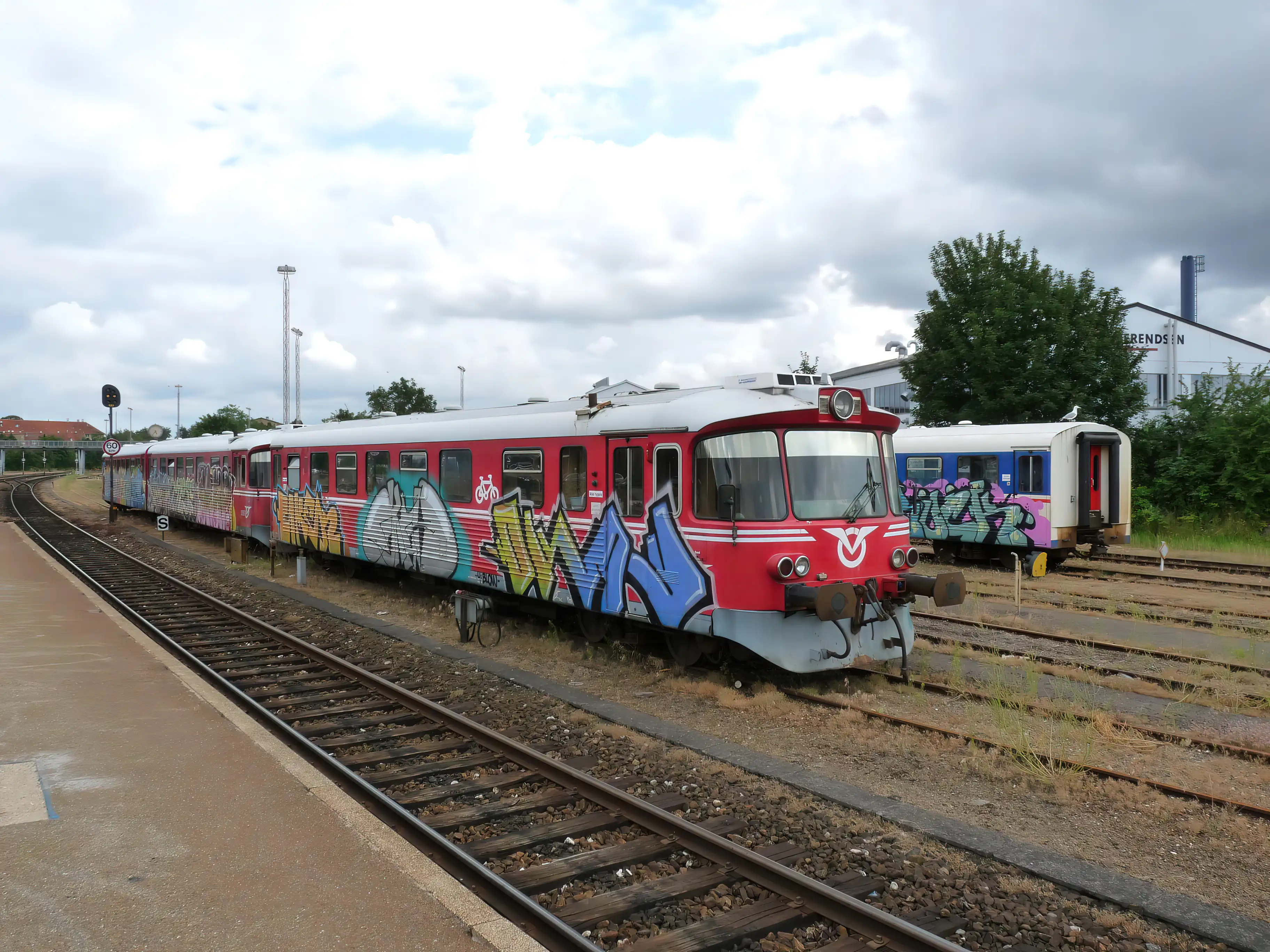 Billede af VL YM 55, tidligere OHJ-HTJ YM 55 - fotograferet ud for Holbæk Station.