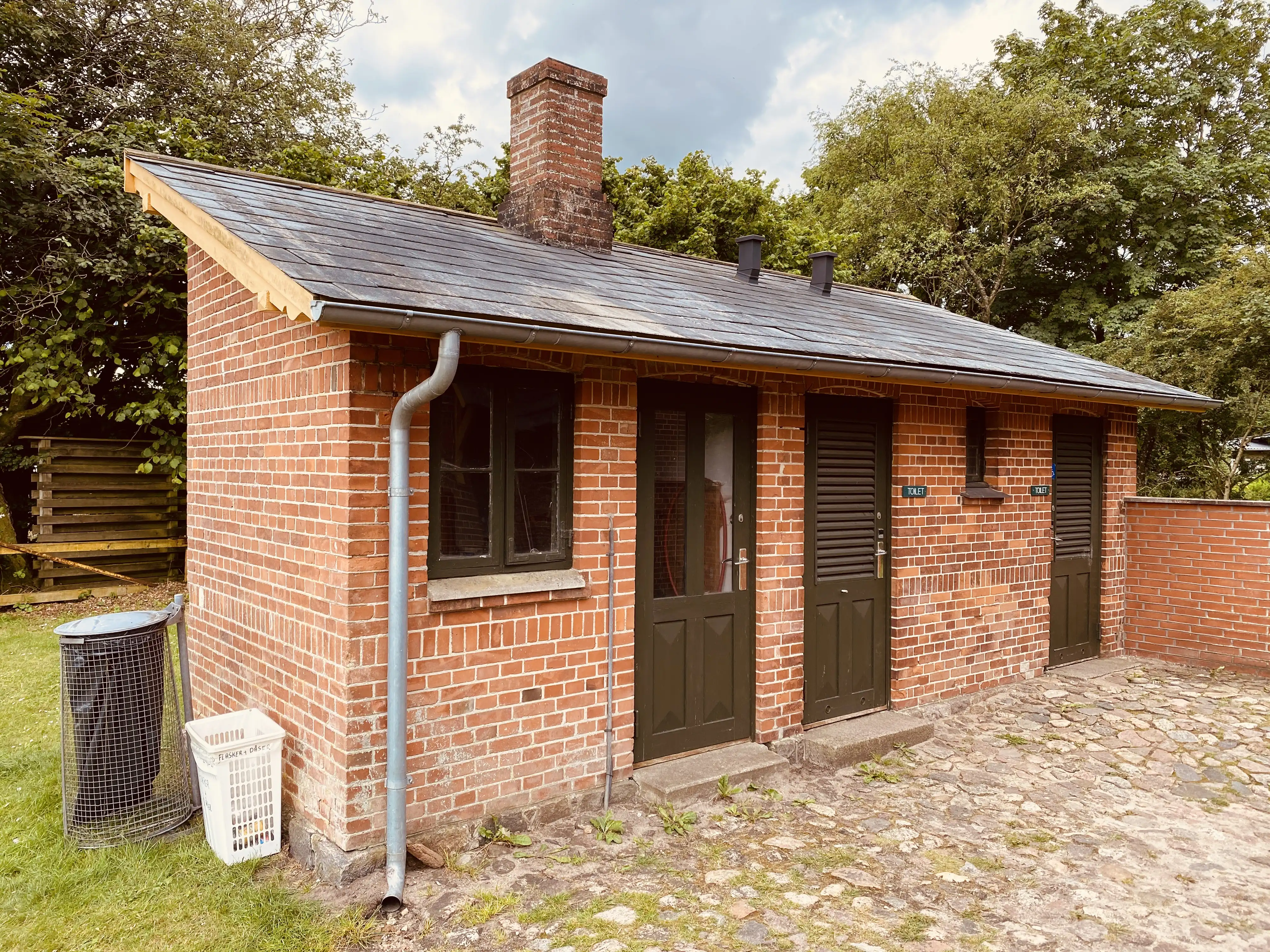 Billede af Bindeballe Holdepladss retirade. Billede af Bindeballe Holdepladss retirade.