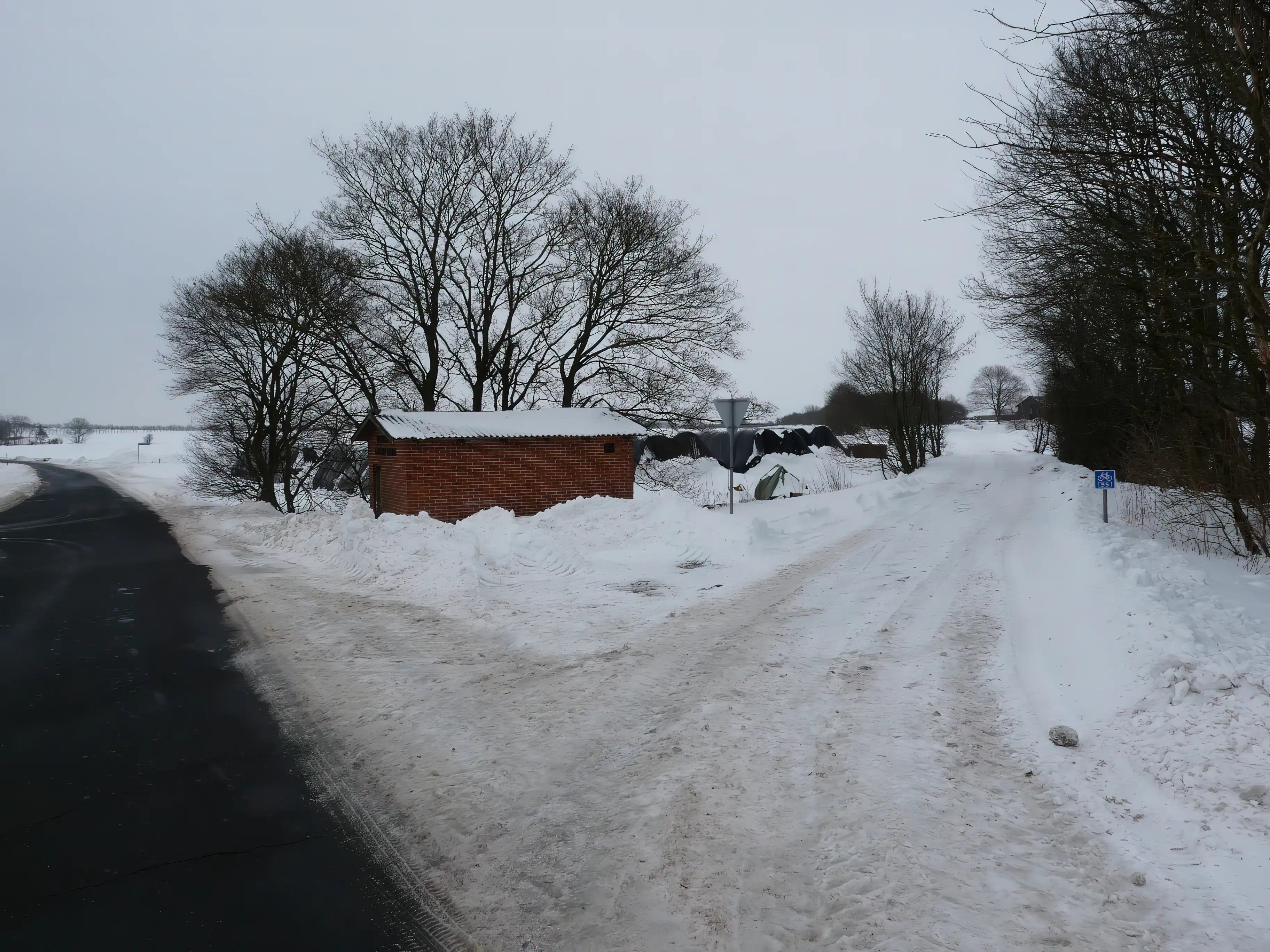 Billede af Husby Trinbræt er nedrevet, men den har ligget her. Billede af Husby Trinbræt er nedrevet, men den har ligget her.