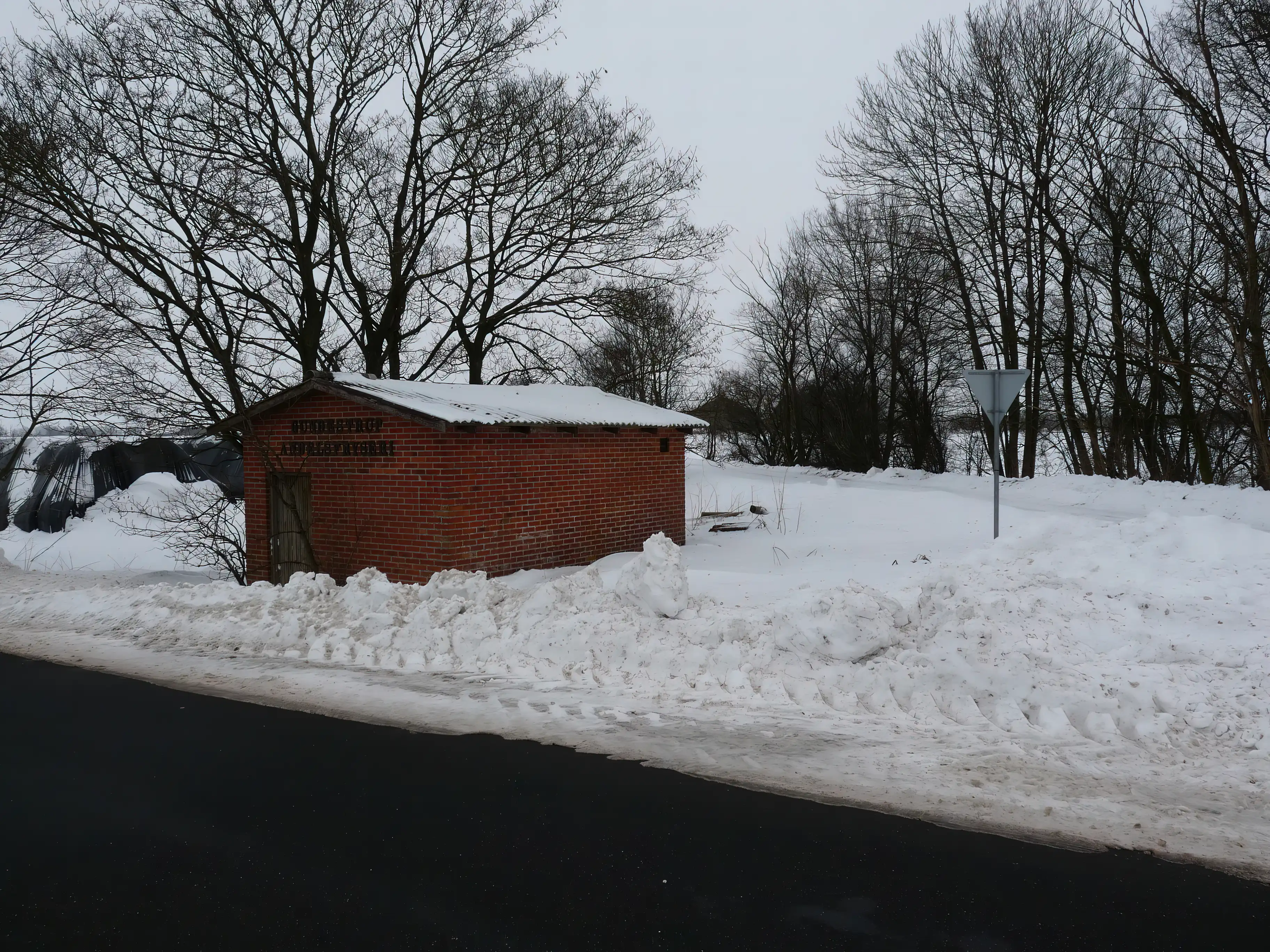Billede af Husby Trinbræt er nedrevet, men den har ligget her. Billede af Husby Trinbræt er nedrevet, men den har ligget her.