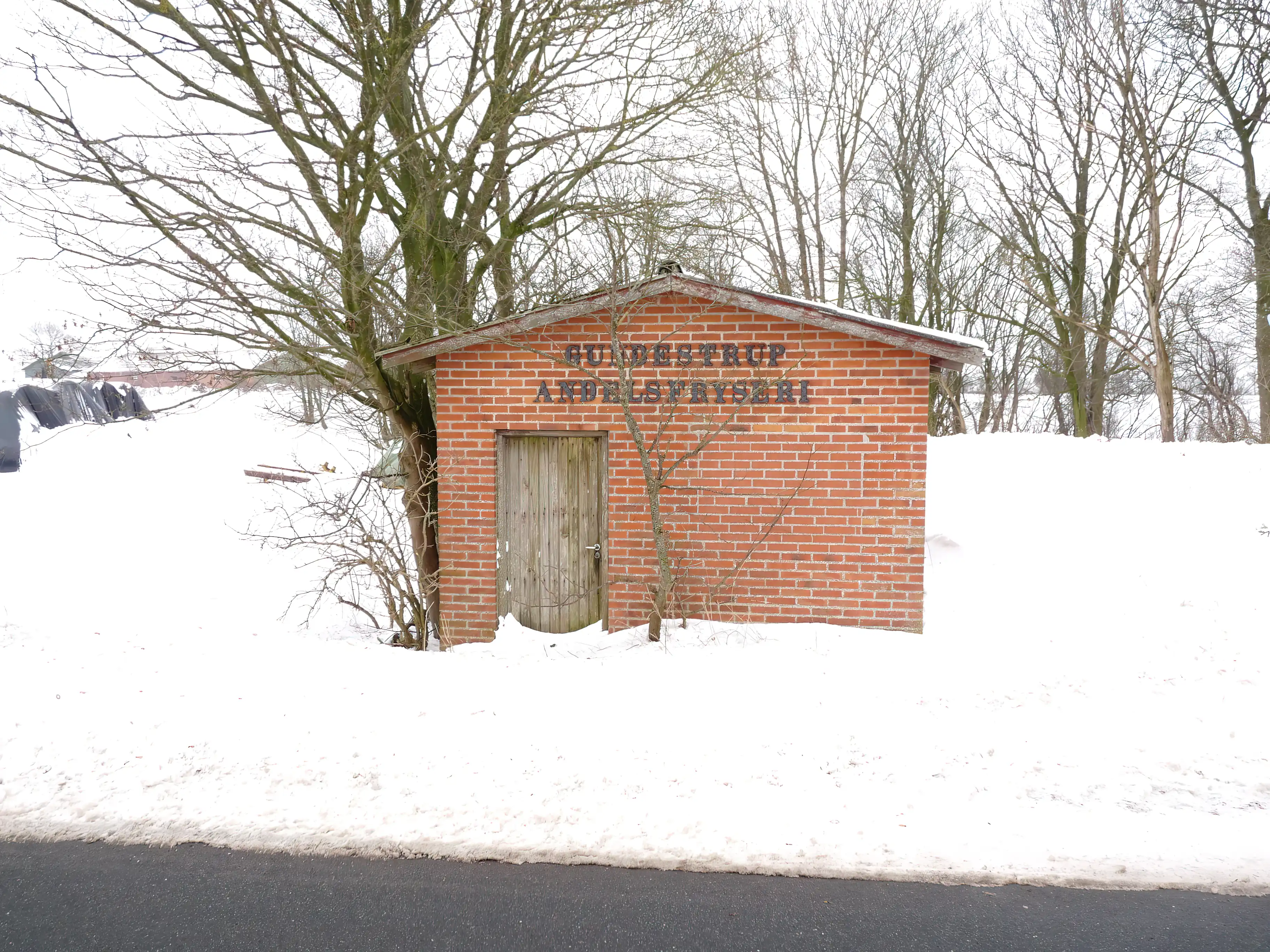Billede af Husby Trinbræt er nedrevet, men den har ligget her. Billede af Husby Trinbræt er nedrevet, men den har ligget her.