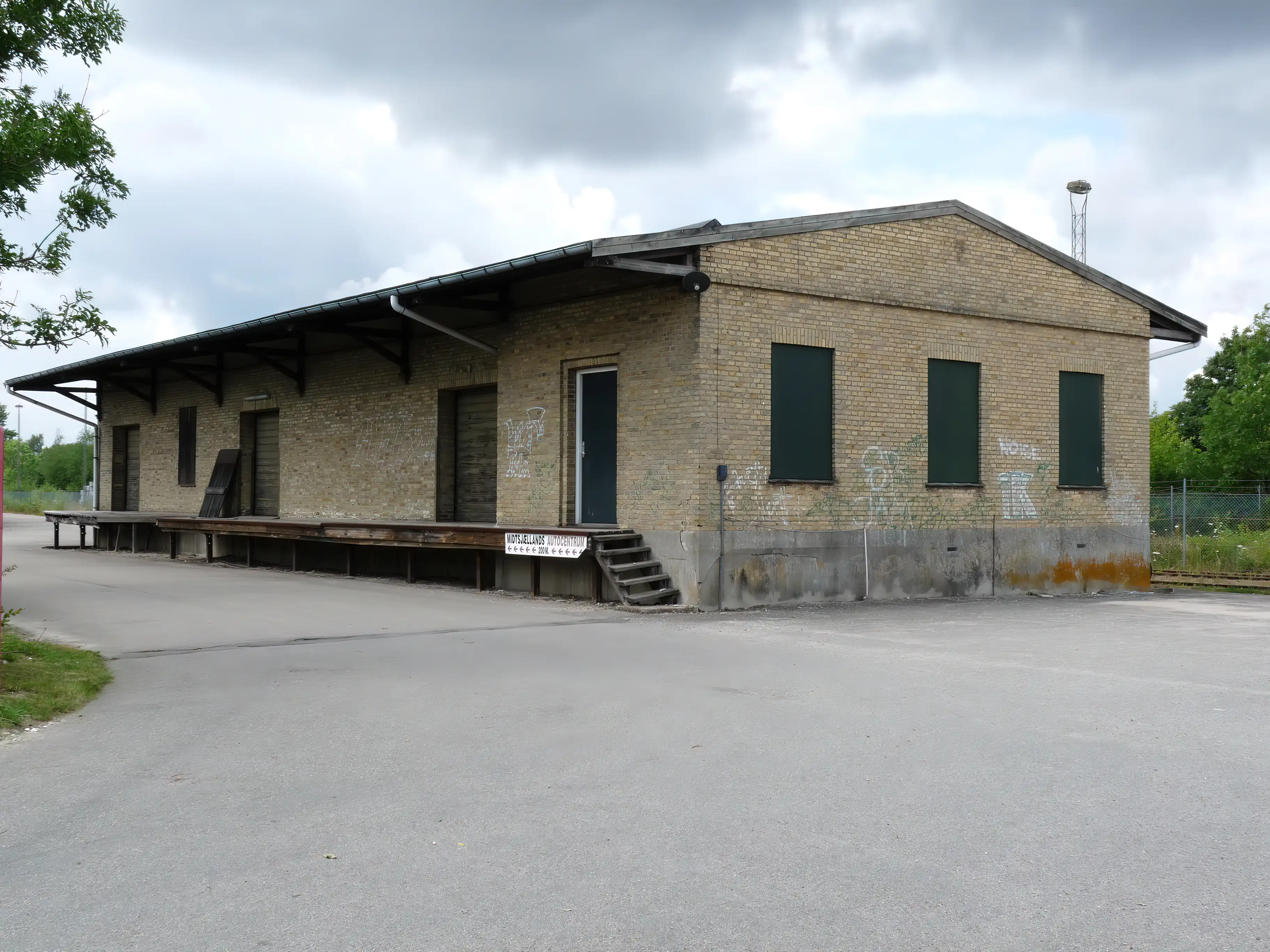 Billede af Hvalsø Stations pakhus. Billede af Hvalsø Stations pakhus.