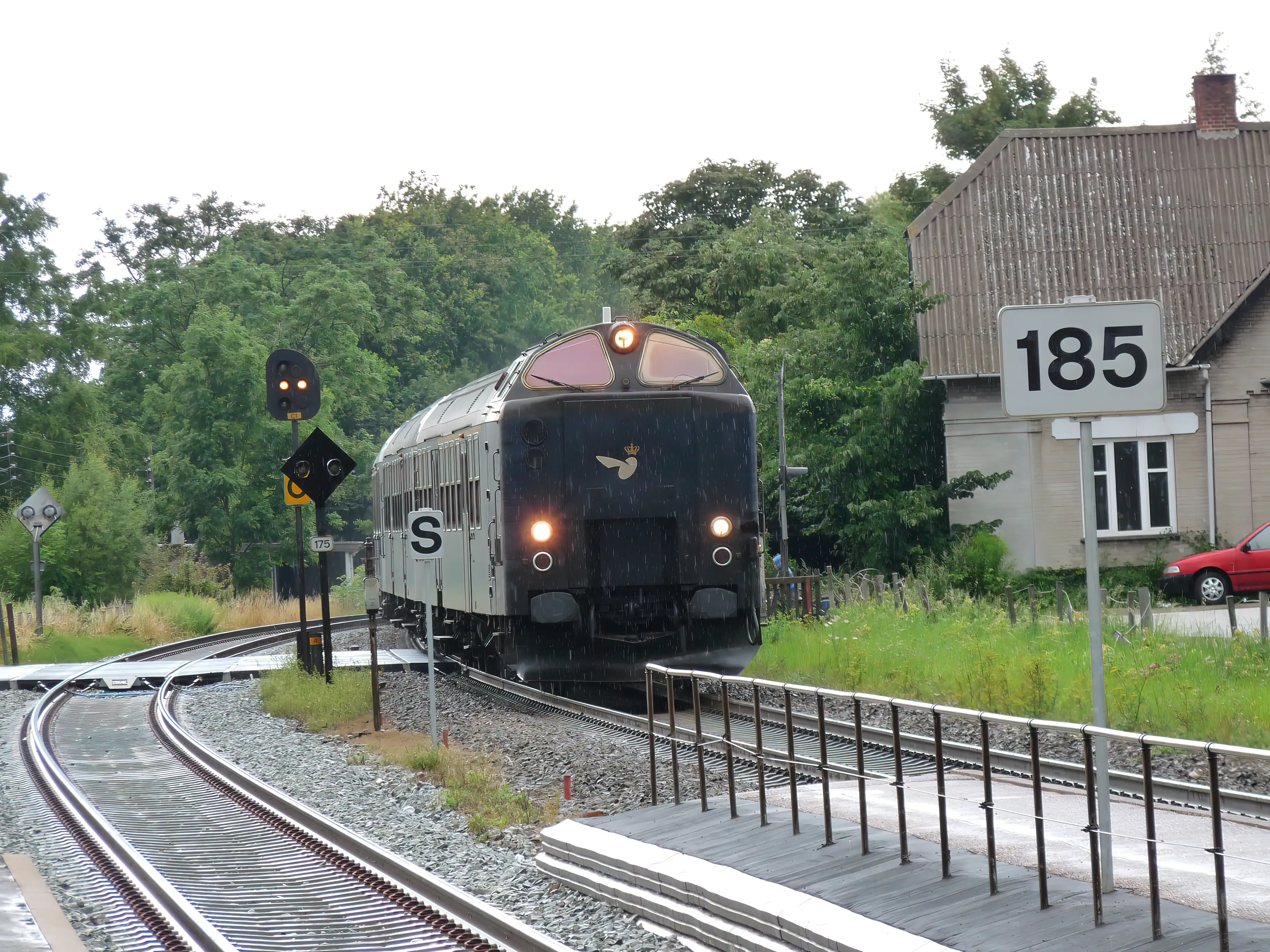 Billede af tog ud for Mørkøv Station. Billede af tog ud for Mørkøv Station.
