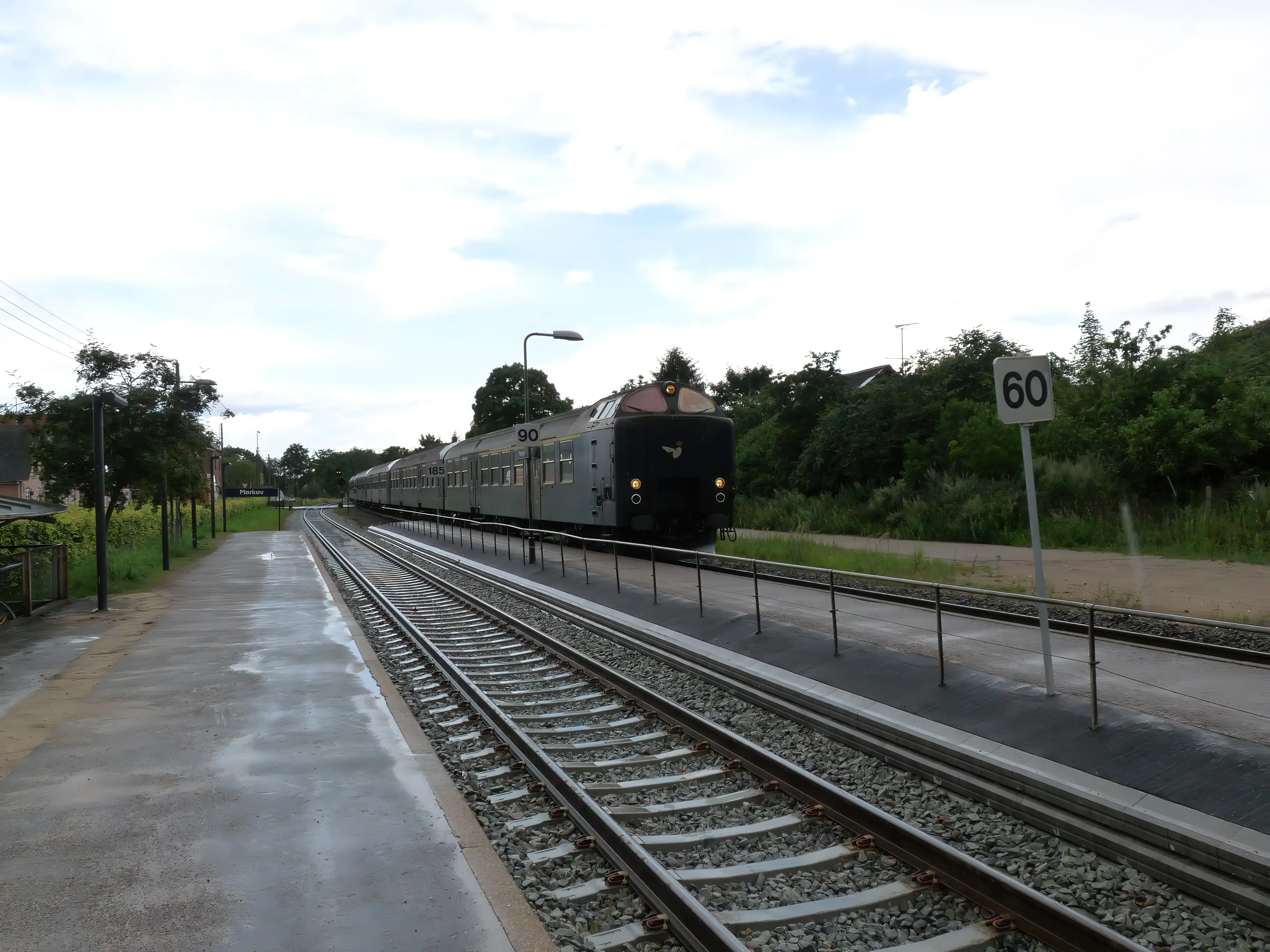 Billede af tog ud for Mørkøv Station. Billede af tog ud for Mørkøv Station.