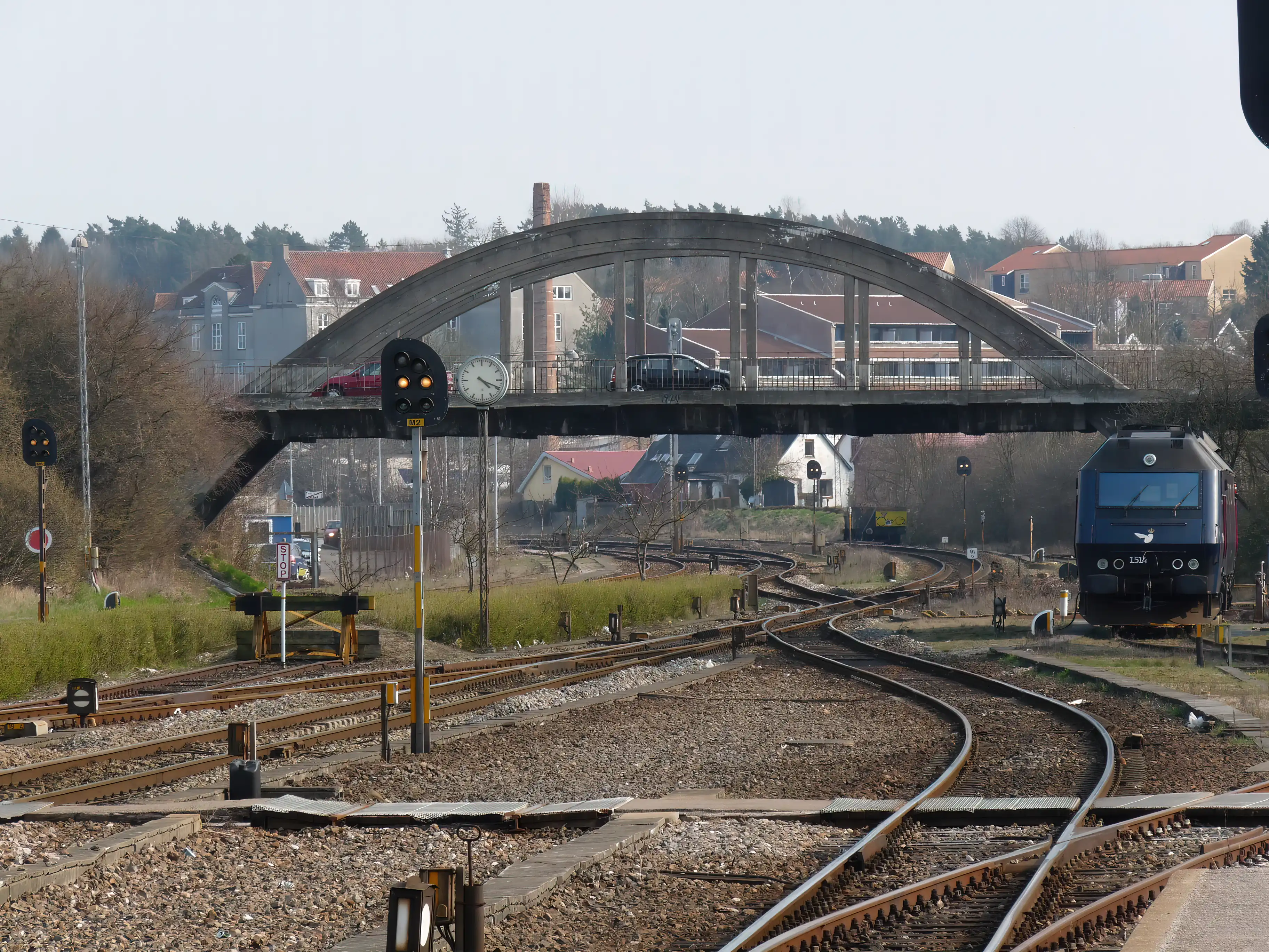 Billede af DSB ME 1514 fotograferet ud for Næstved Stations ikoniske sydbro, som blev revet ned i weekenden mellem den 31. august og 3. september 2018.