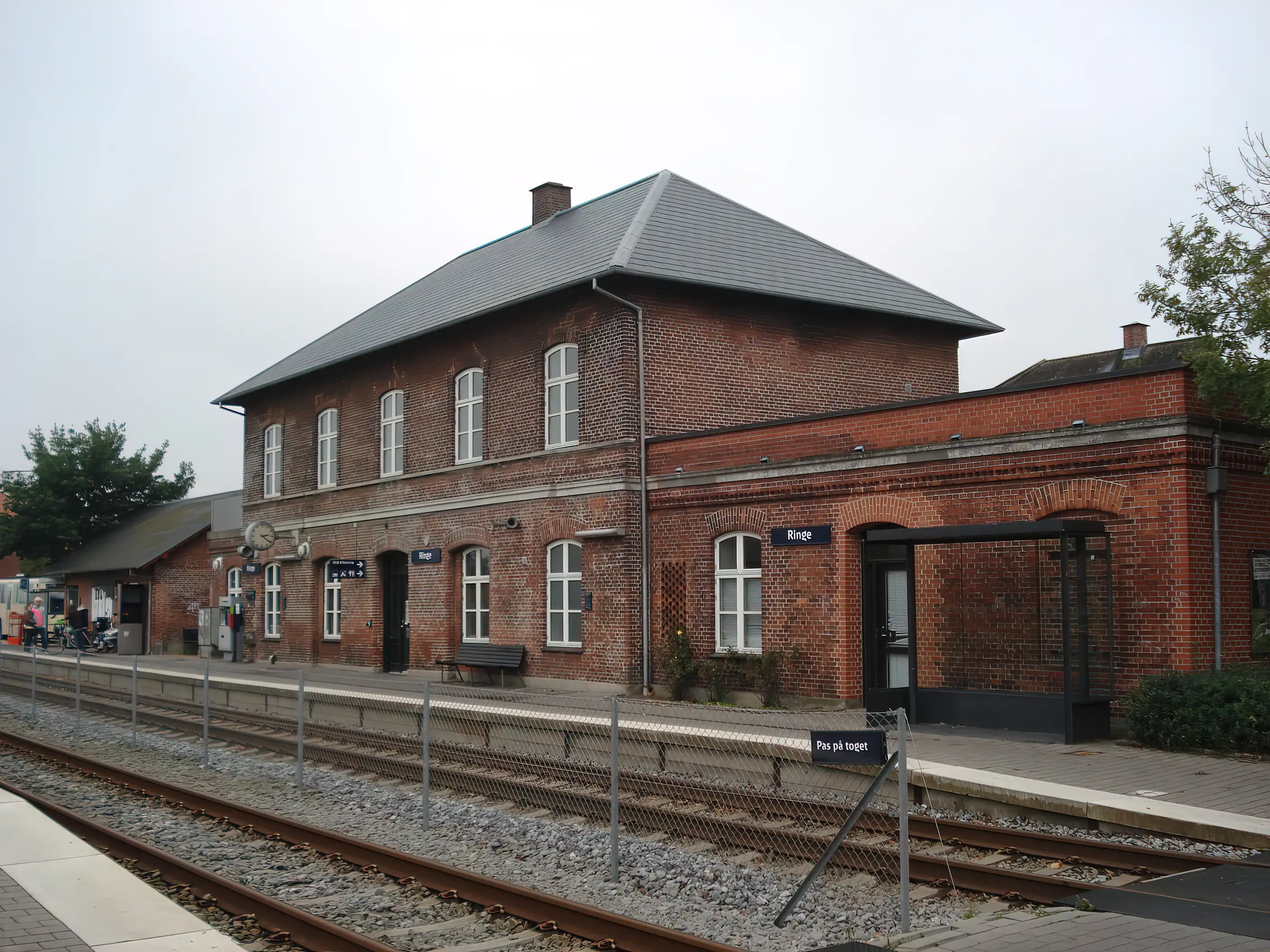 Billede af Ringe Station set fra sporsiden.