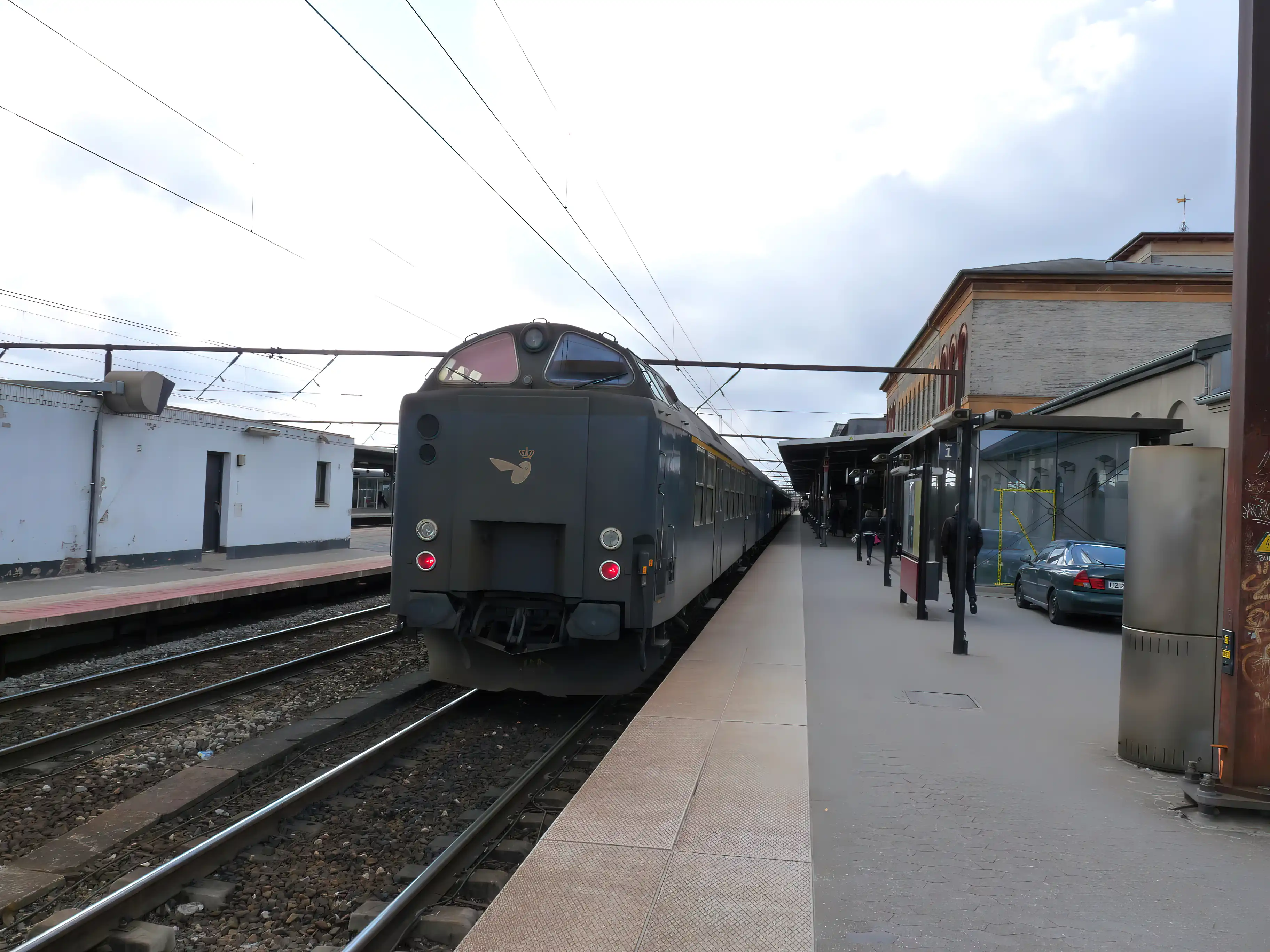 Billede af tog ud for Roskilde Station.