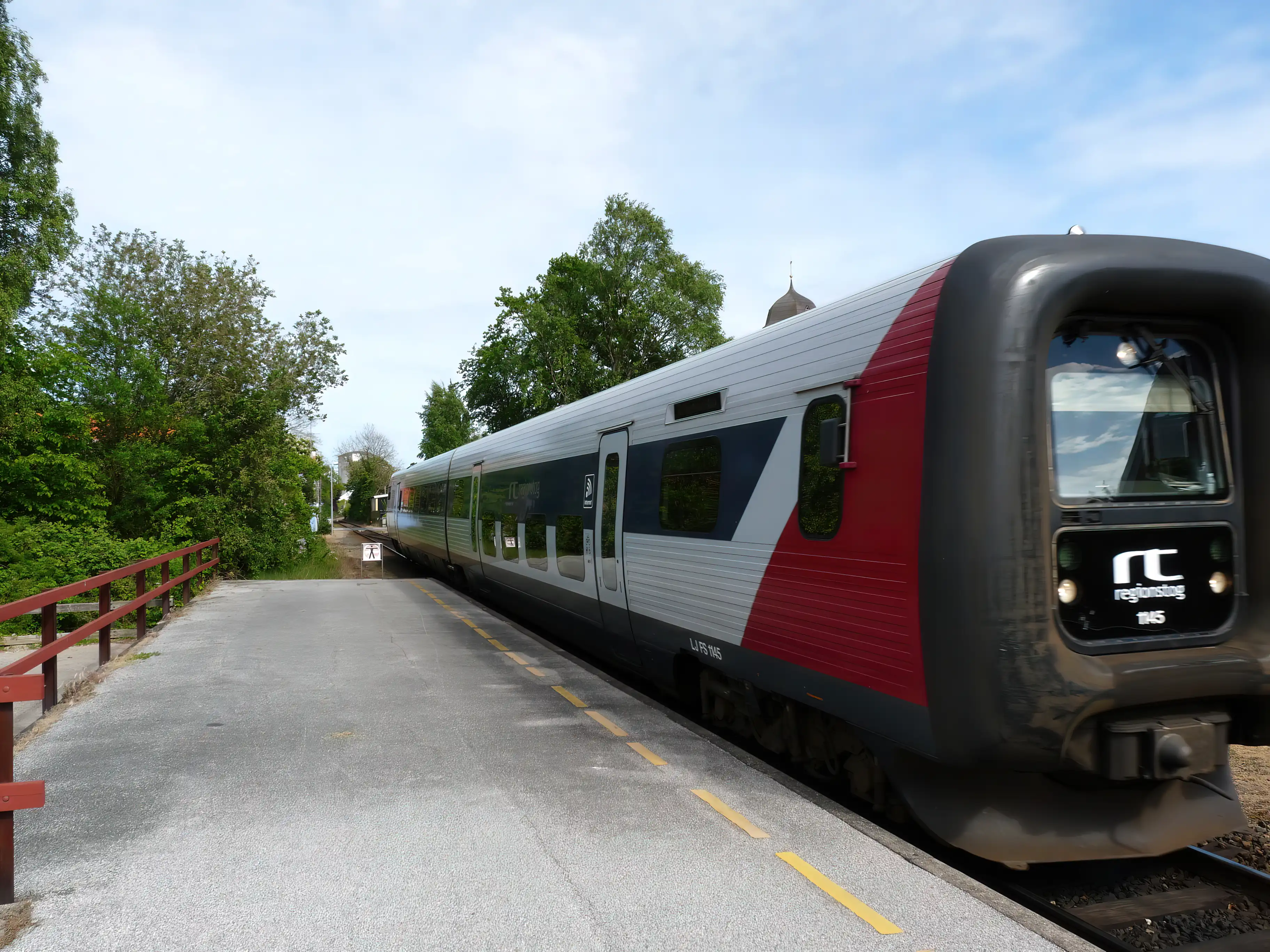 Billede af tog ud for Sakskøbing Station. Billede af tog ud for Sakskøbing Station.