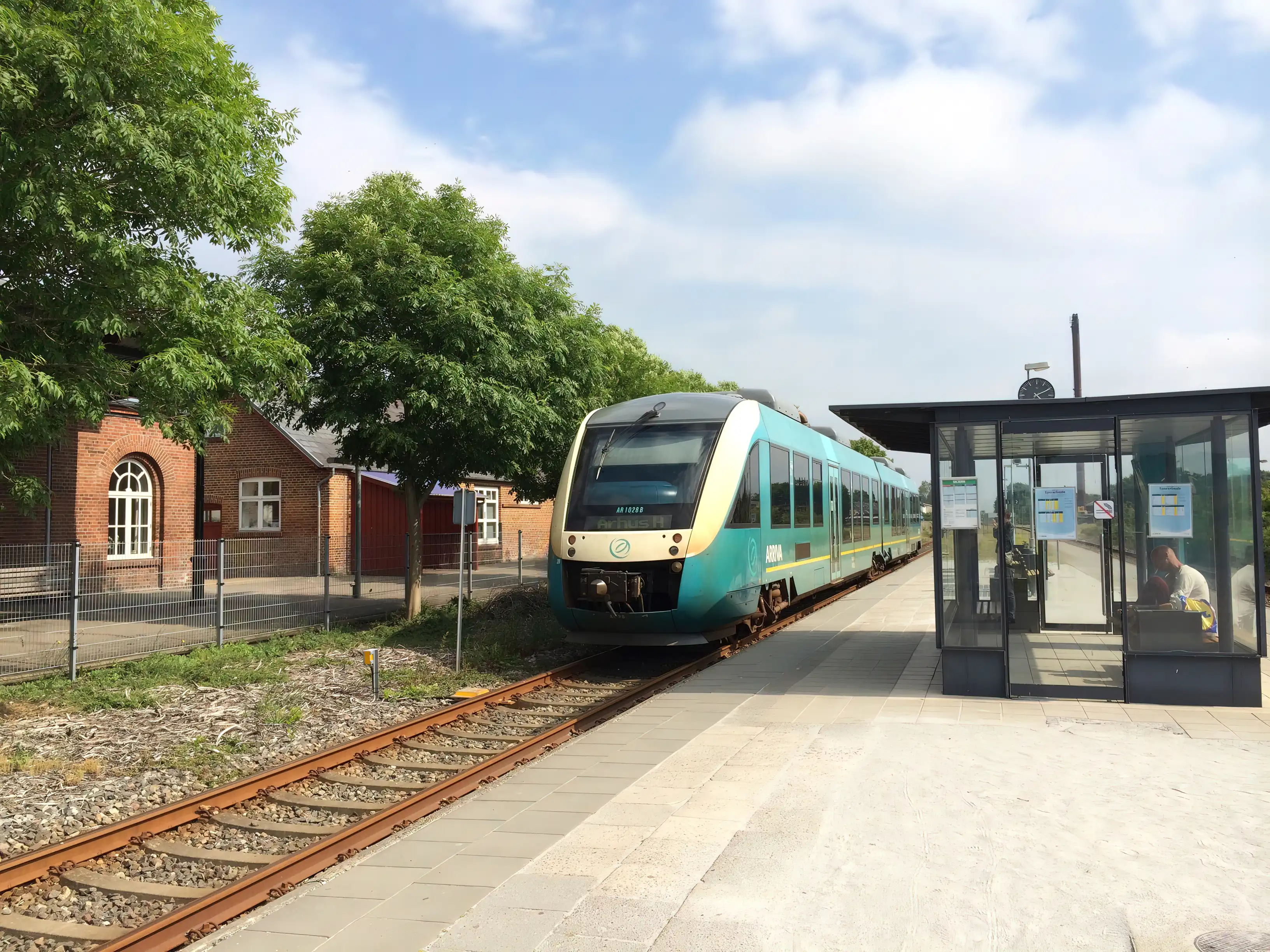 Billede af tog ud for Skjern Station. Billede af tog ud for Skjern Station.