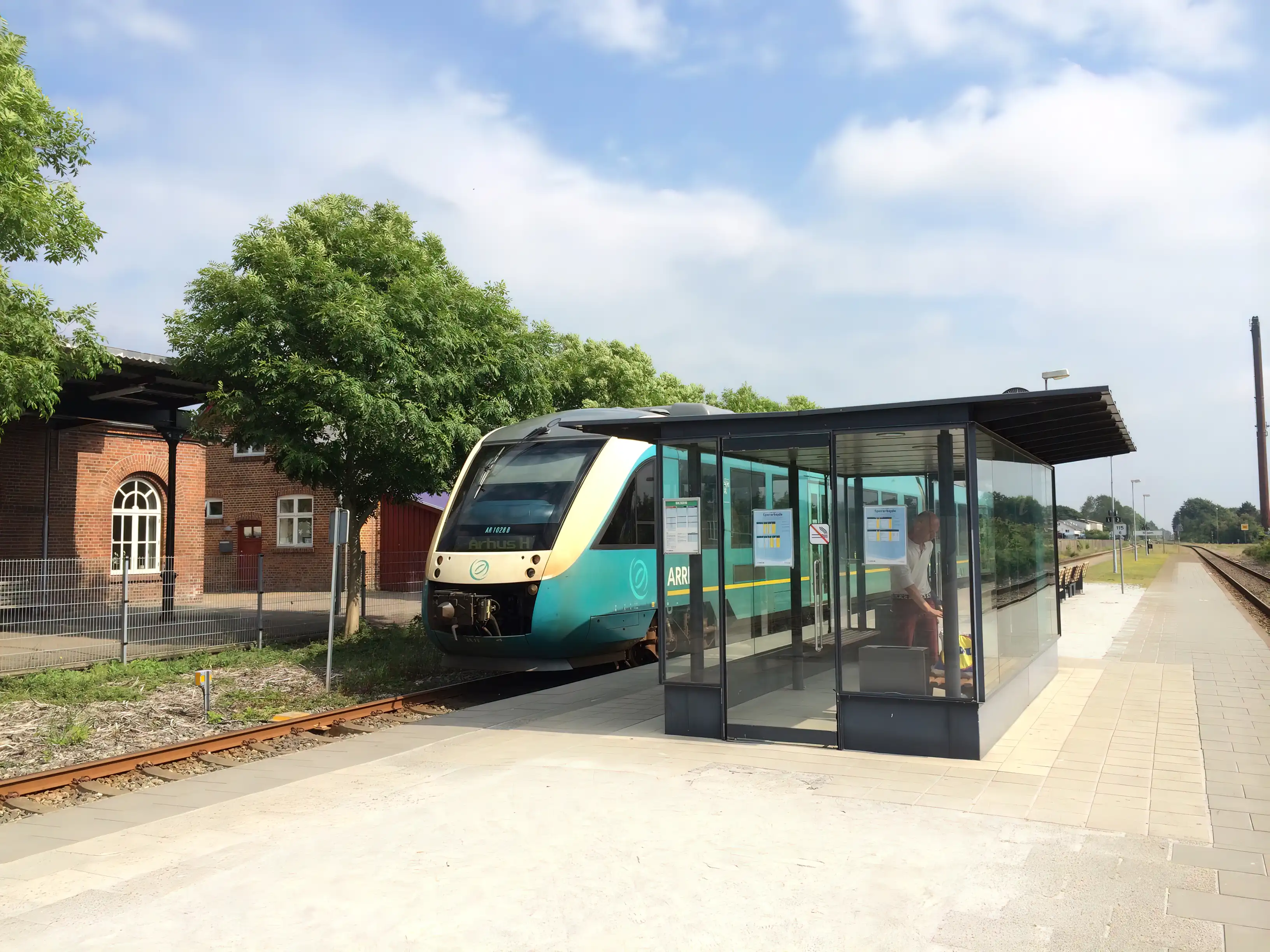 Billede af tog ud for Skjern Station. Billede af tog ud for Skjern Station.