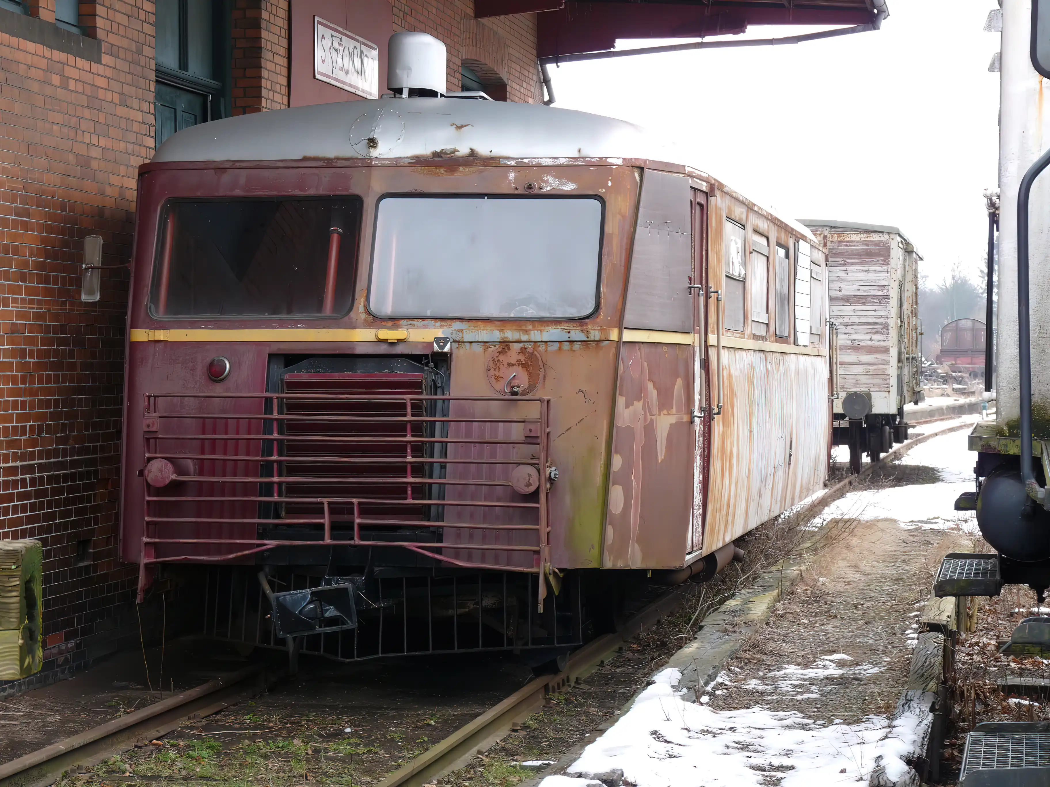 Billede af tog ud for Skælskør Station. Billede af tog ud for Skælskør Station.