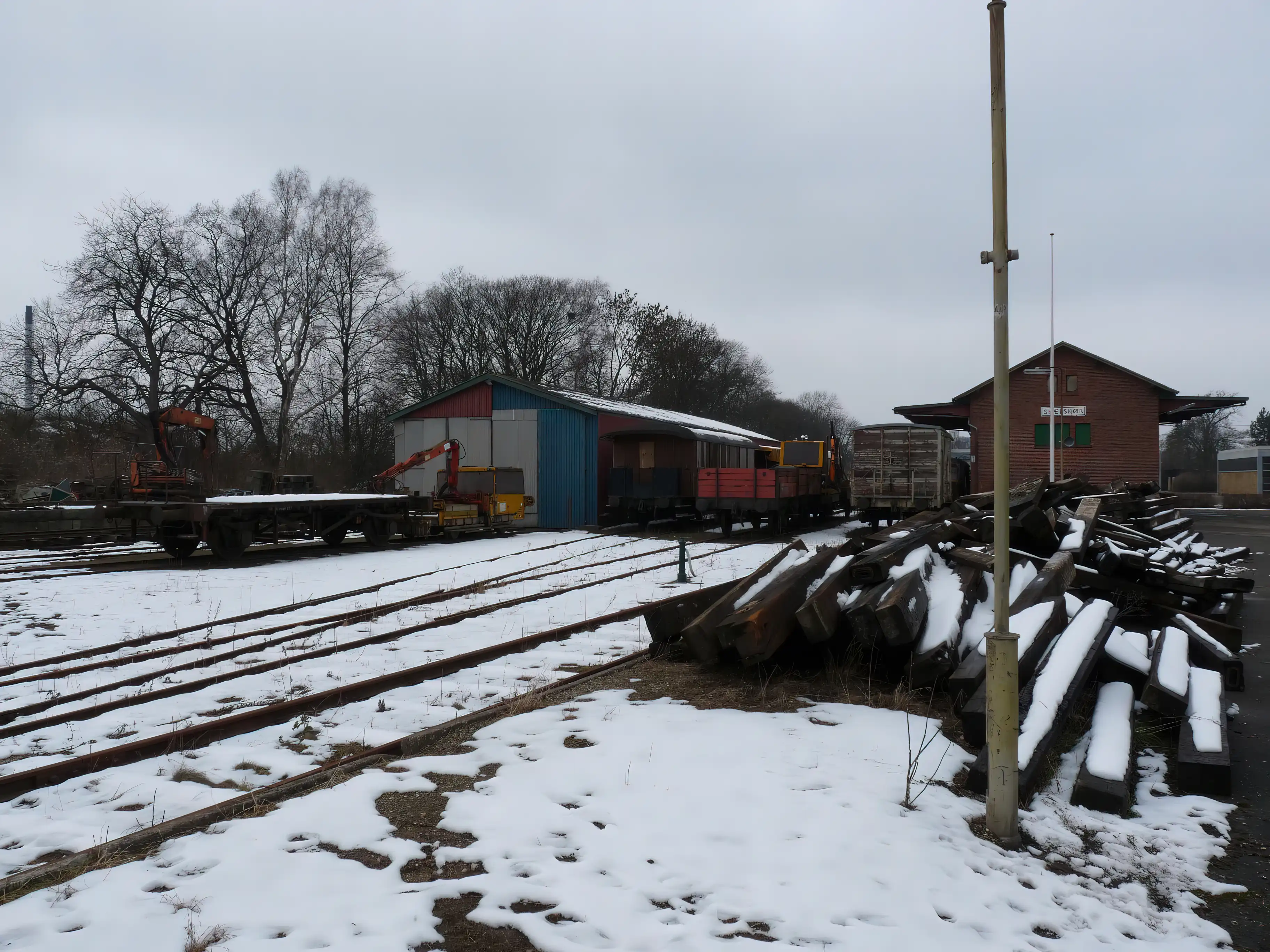 Billede af tog ud for Skælskør Station. Billede af tog ud for Skælskør Station.