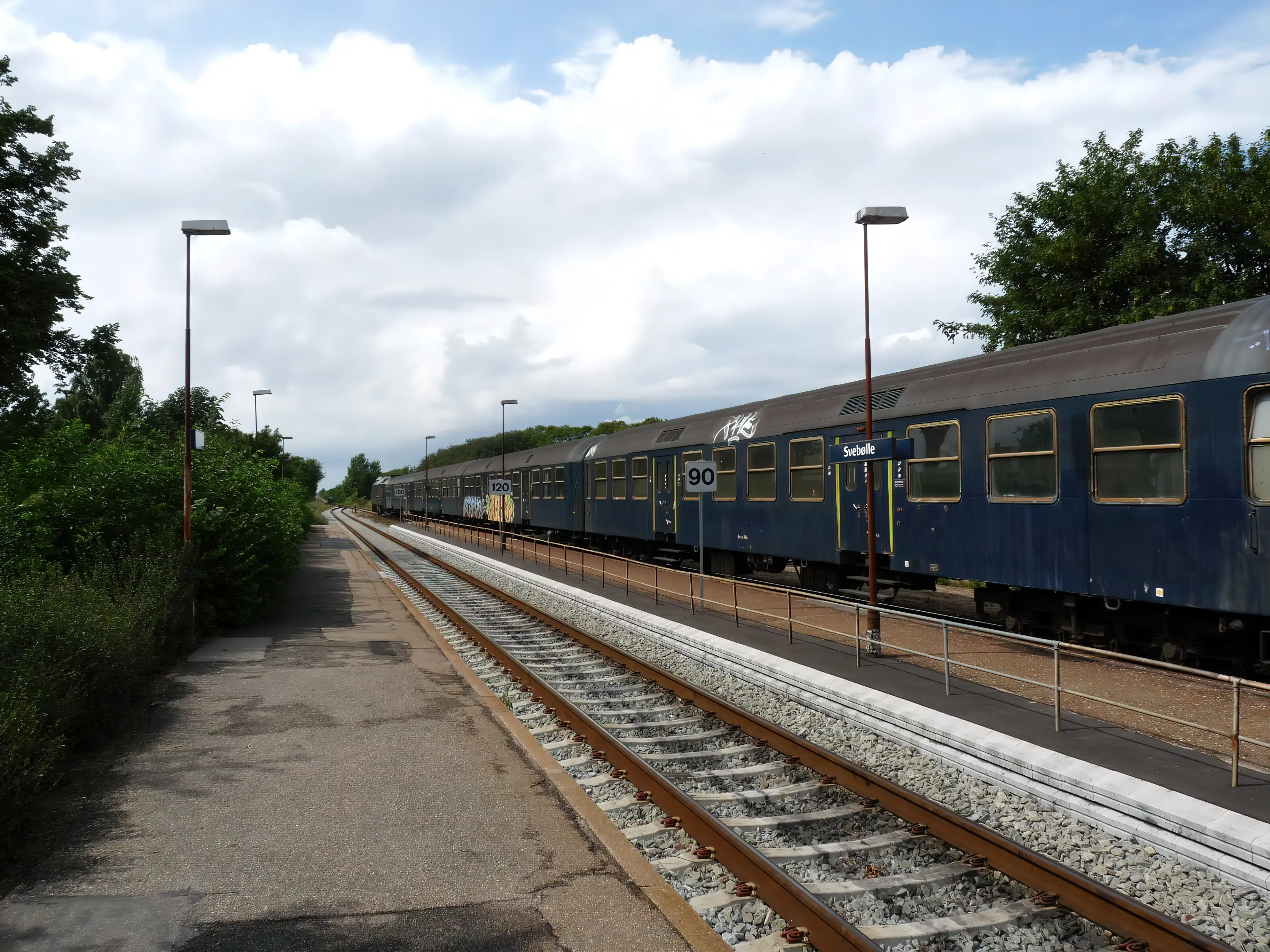 Billede af tog ud for Svebølle Trinbræt.