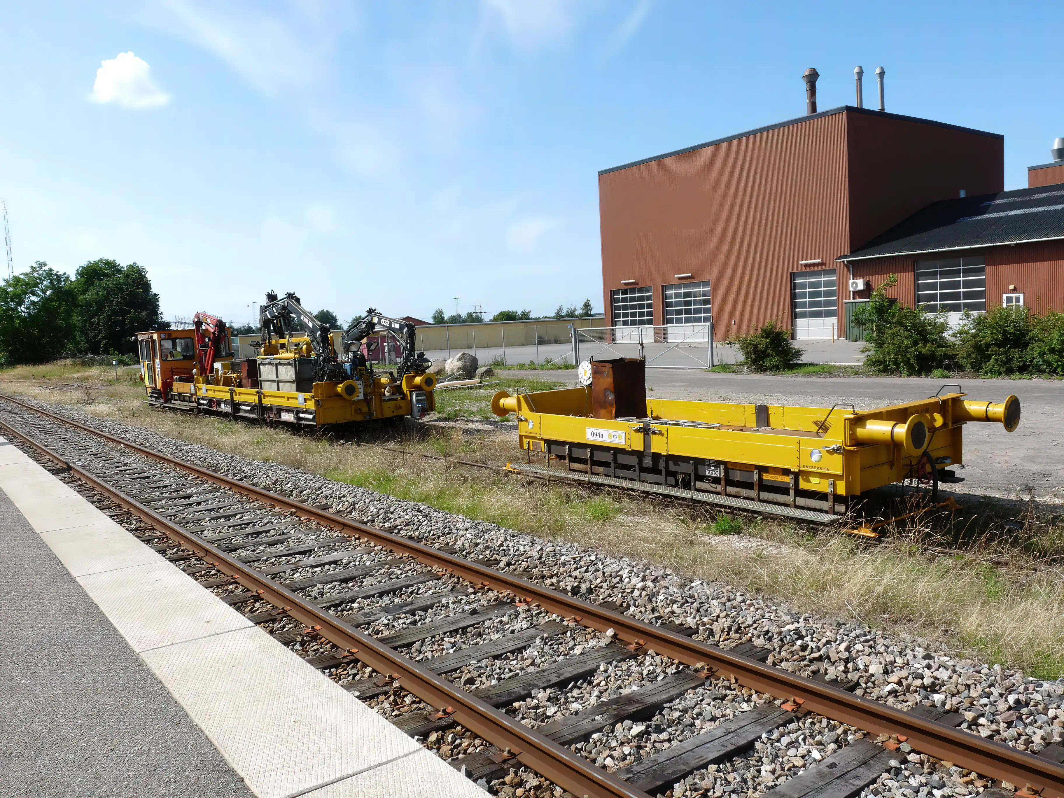 Billede af tog ud for Svinninge Station.