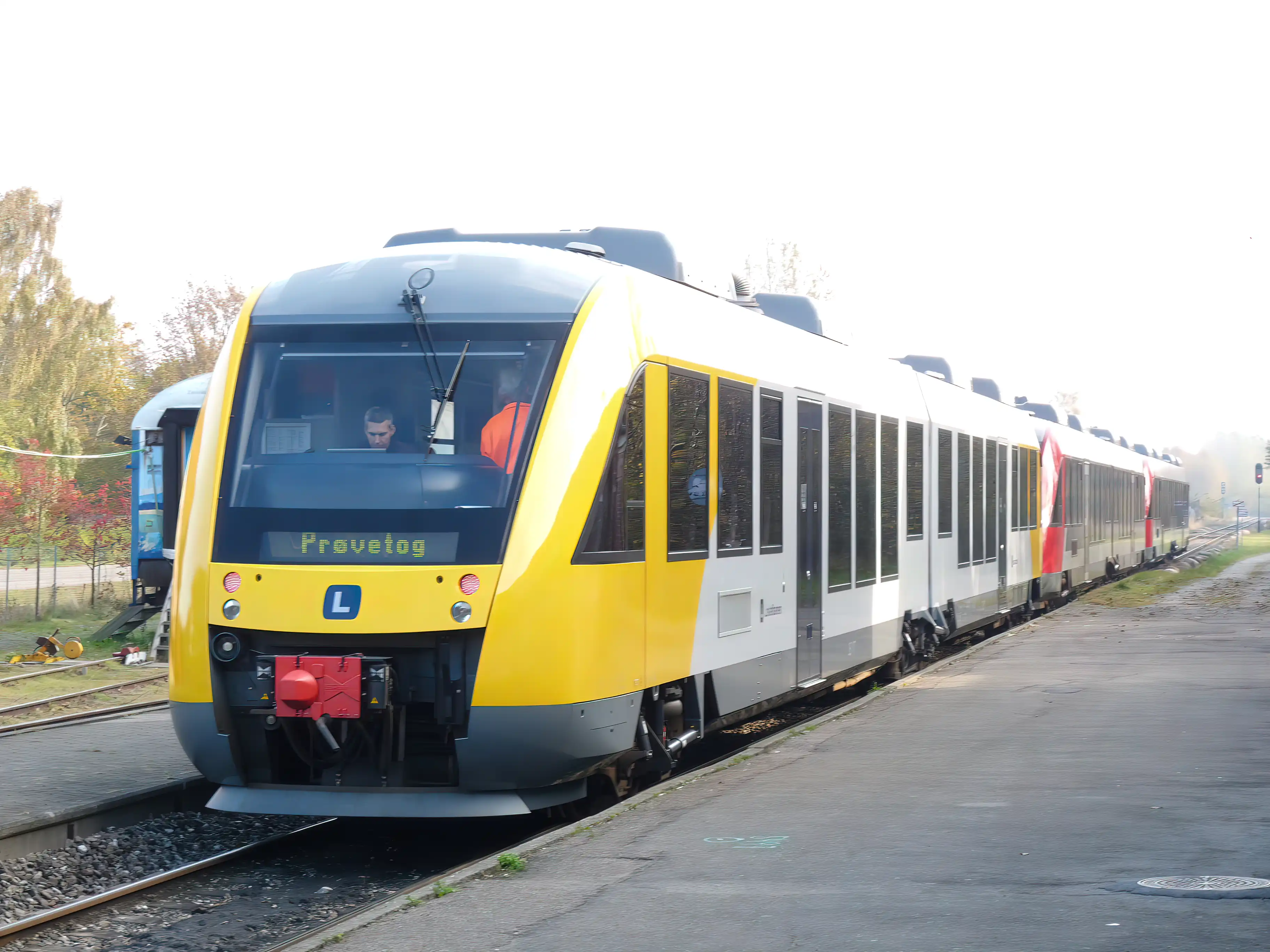 Billede af LB 117-217 - under prøvekørsel med 3 sammenkoblede togsæt - fotograferet ud for Tisvildeleje Station. Billede af LB 117-217 - under prøvekørsel med 3 sammenkoblede togsæt - fotograferet ud for Tisvildeleje Station.