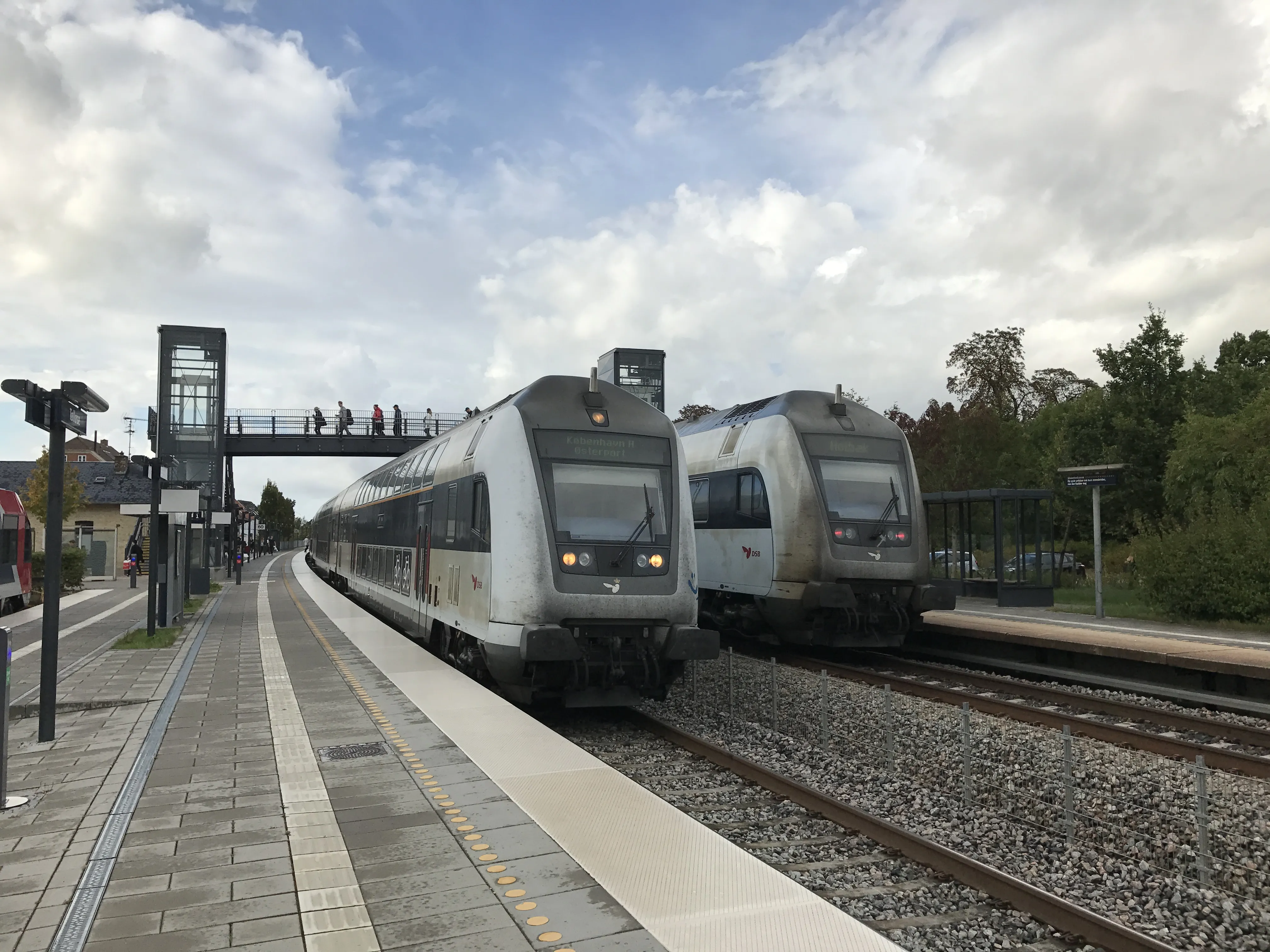 Billede af tog ud for Tølløse Station. Billede af tog ud for Tølløse Station.