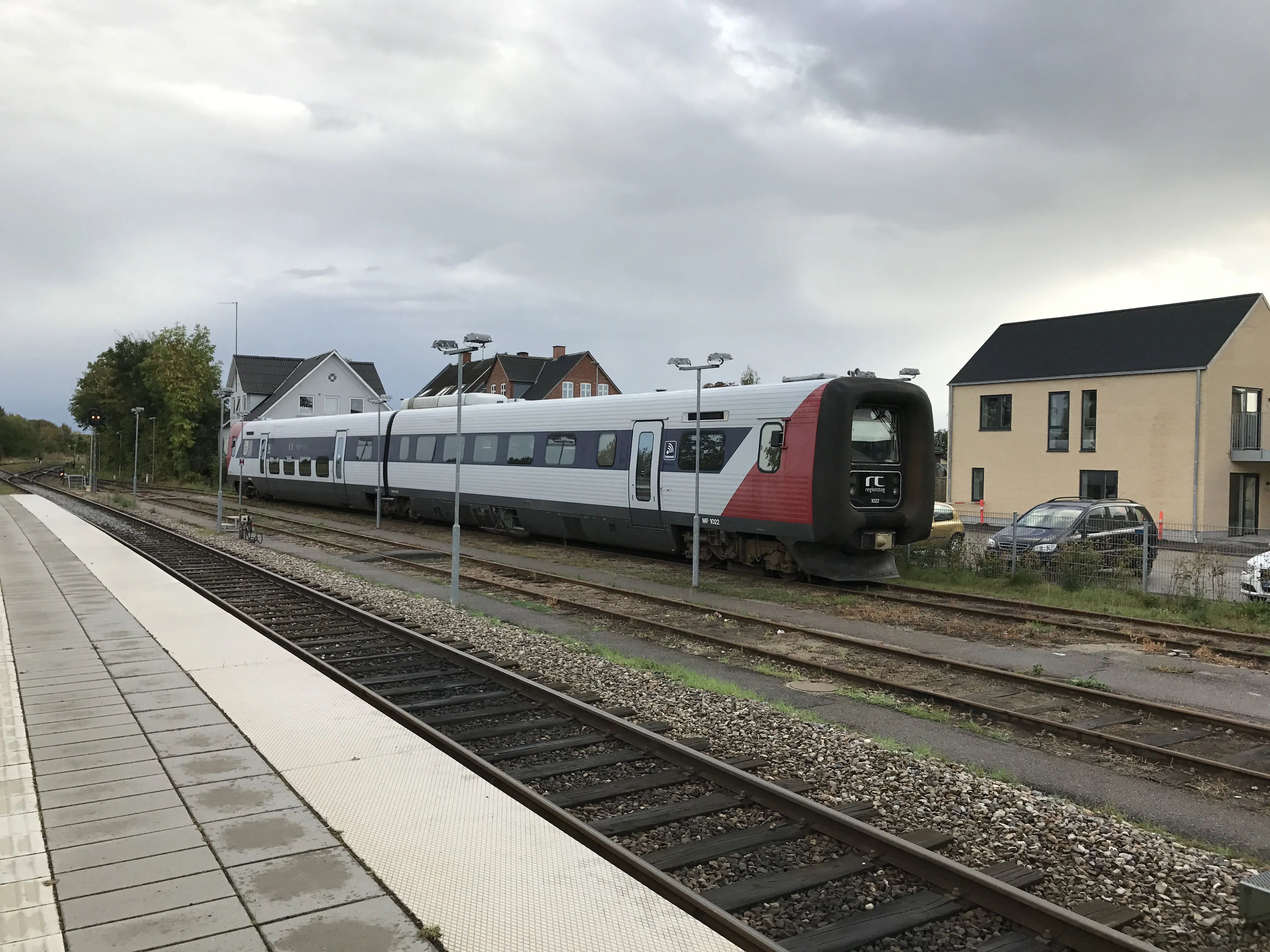 Billede af tog ud for Tølløse Station. Billede af tog ud for Tølløse Station.