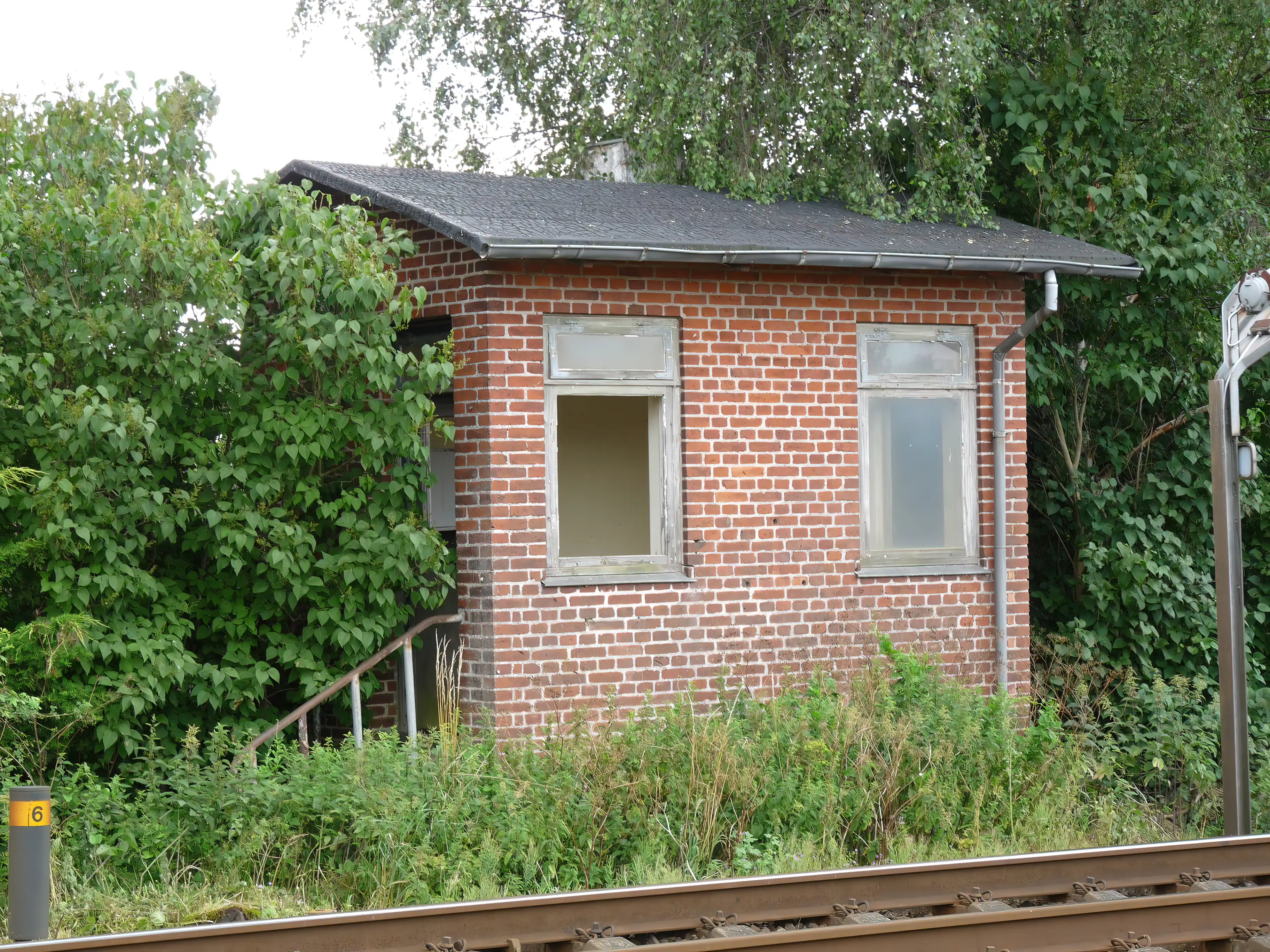 Billede af Ubberup Trinbræt - Trinbræt er nedrevet, men Ubberup Trinbræt har ligget her. Ubberup mellemblokpost (Værslev og Kalundborg) ses forrest i billedet -  blokposten blev nedlagt 27. april 1959.