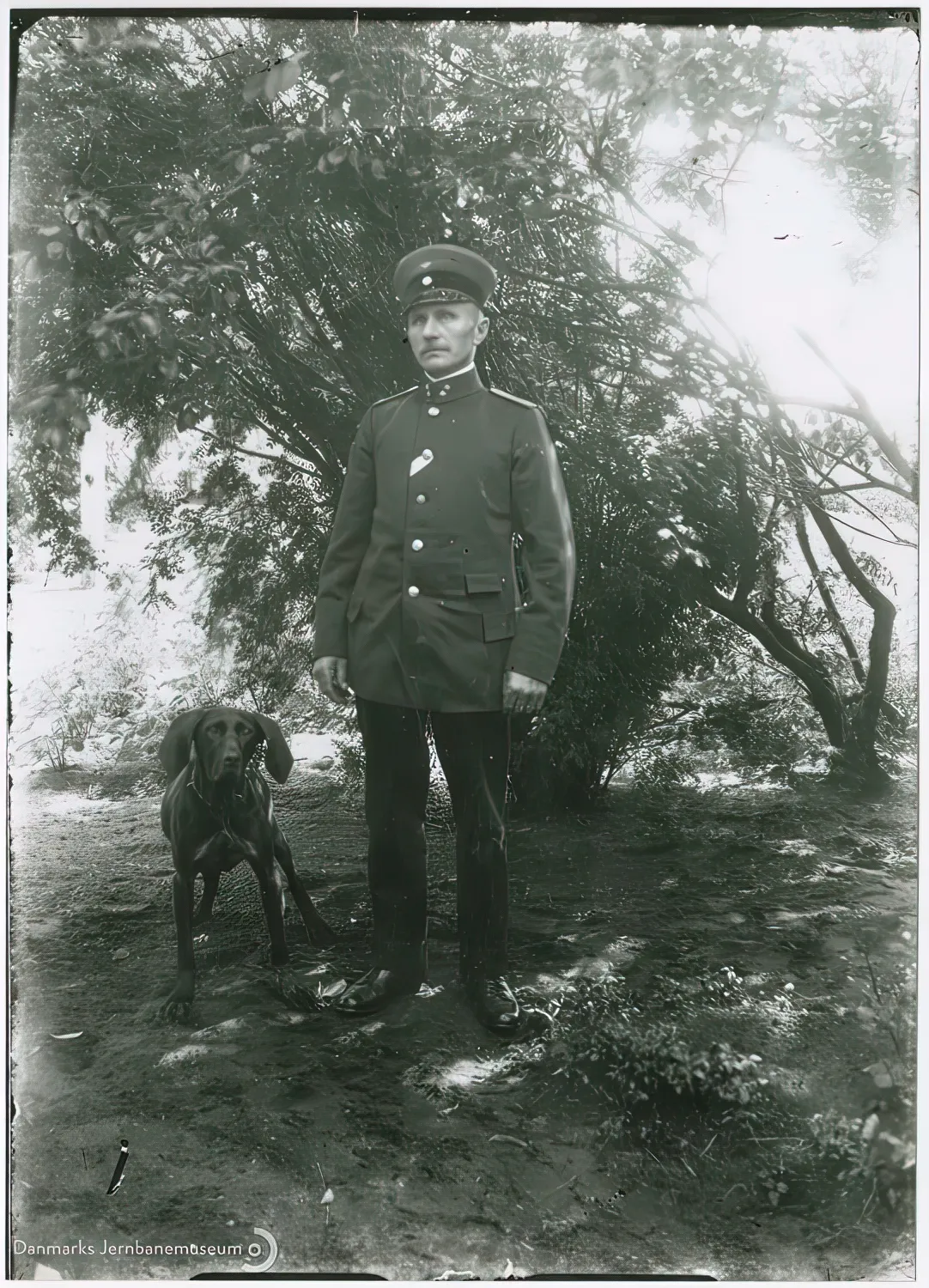 Billede af bahnhofsvorsteher Johan Friedrich Wilhelm Ehlers med sin jagthund ved Vedsted-Hvidding Station.