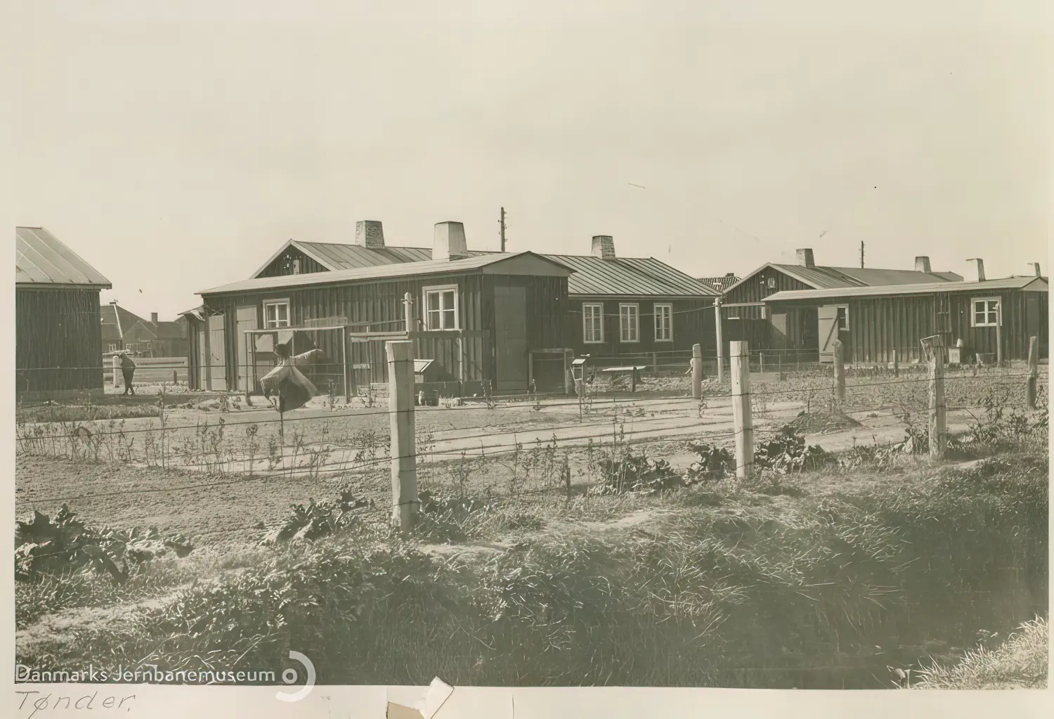Billede af midlertidige boliger for jernbanefolk efter Genforeningen ved Tønder H Station. Billede af midlertidige boliger for jernbanefolk efter Genforeningen ved Tønder H Station.