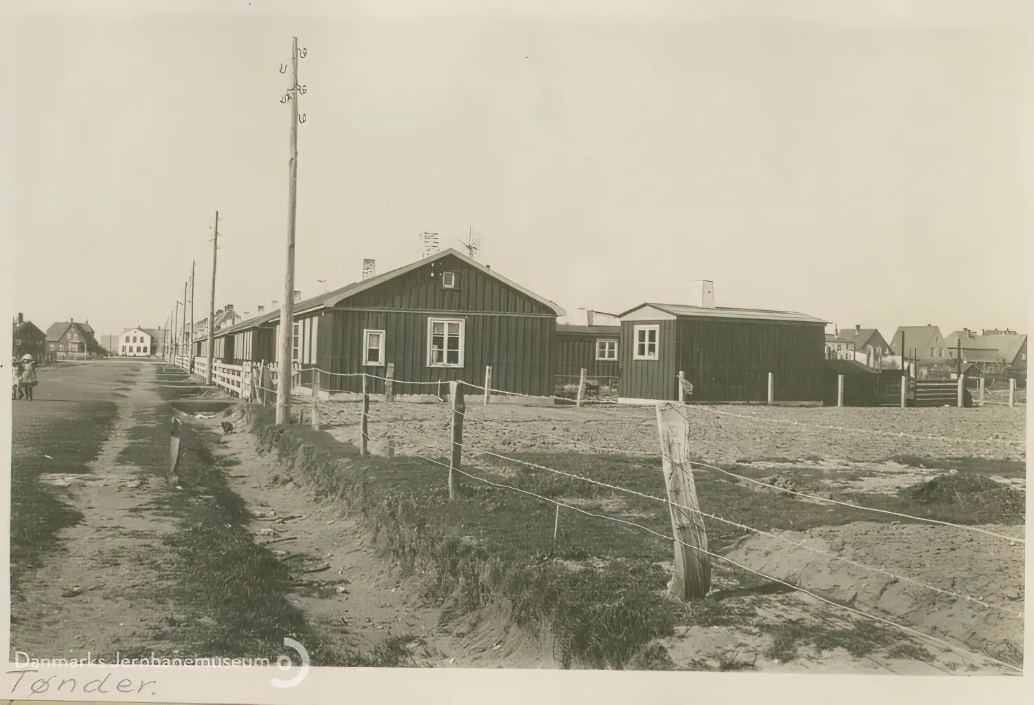 Billede af midlertidige boliger for jernbanefolk efter Genforeningen ved Tønder H Station. Billede af midlertidige boliger for jernbanefolk efter Genforeningen ved Tønder H Station.