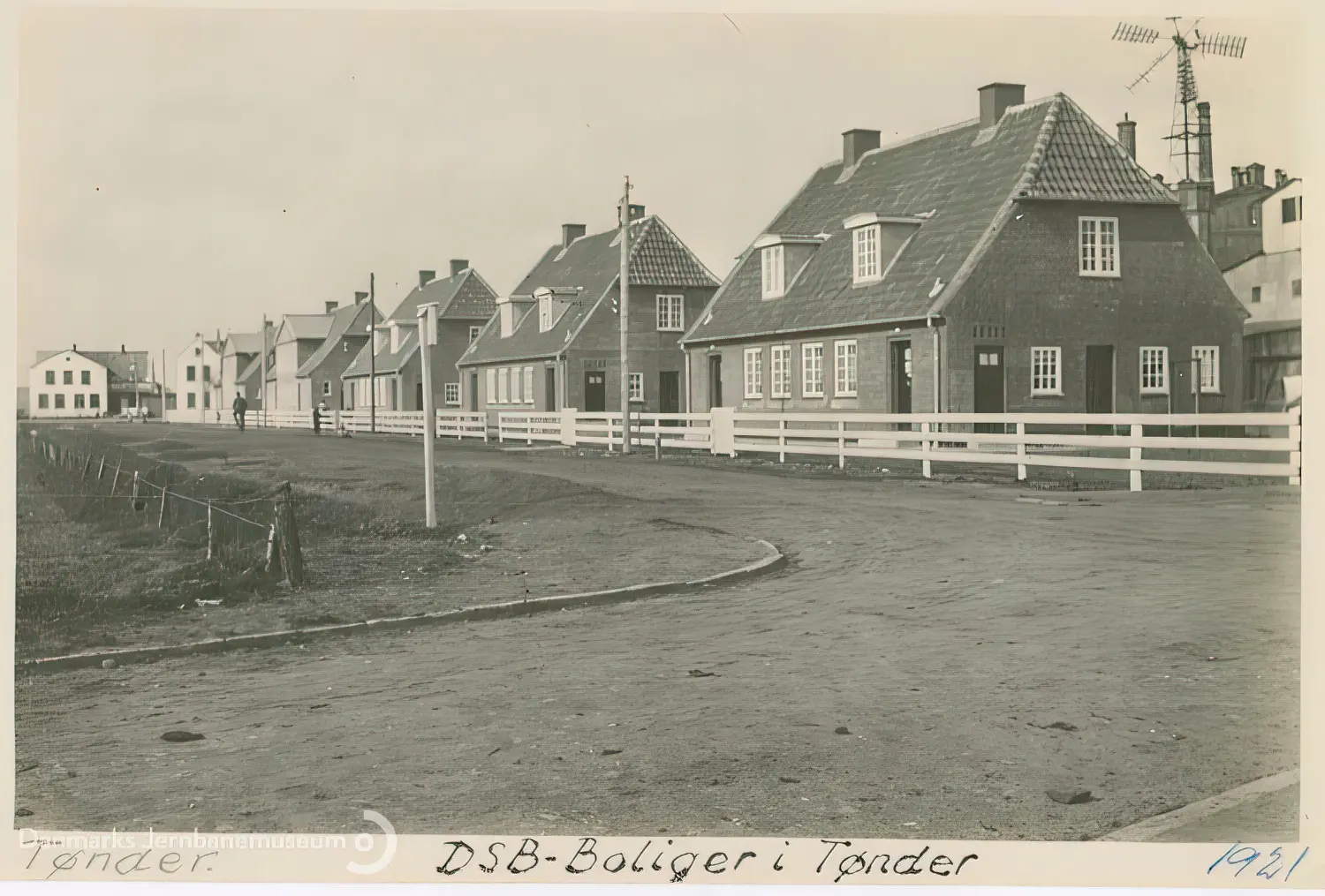 Billede af husrække med lejeboliger for jernbanepersonale ved Tønder H Station - Horupsgade 4 - 22, set fra Markgade. Billede af husrække med lejeboliger for jernbanepersonale ved Tønder H Station - Horupsgade 4 - 22, set fra Markgade.