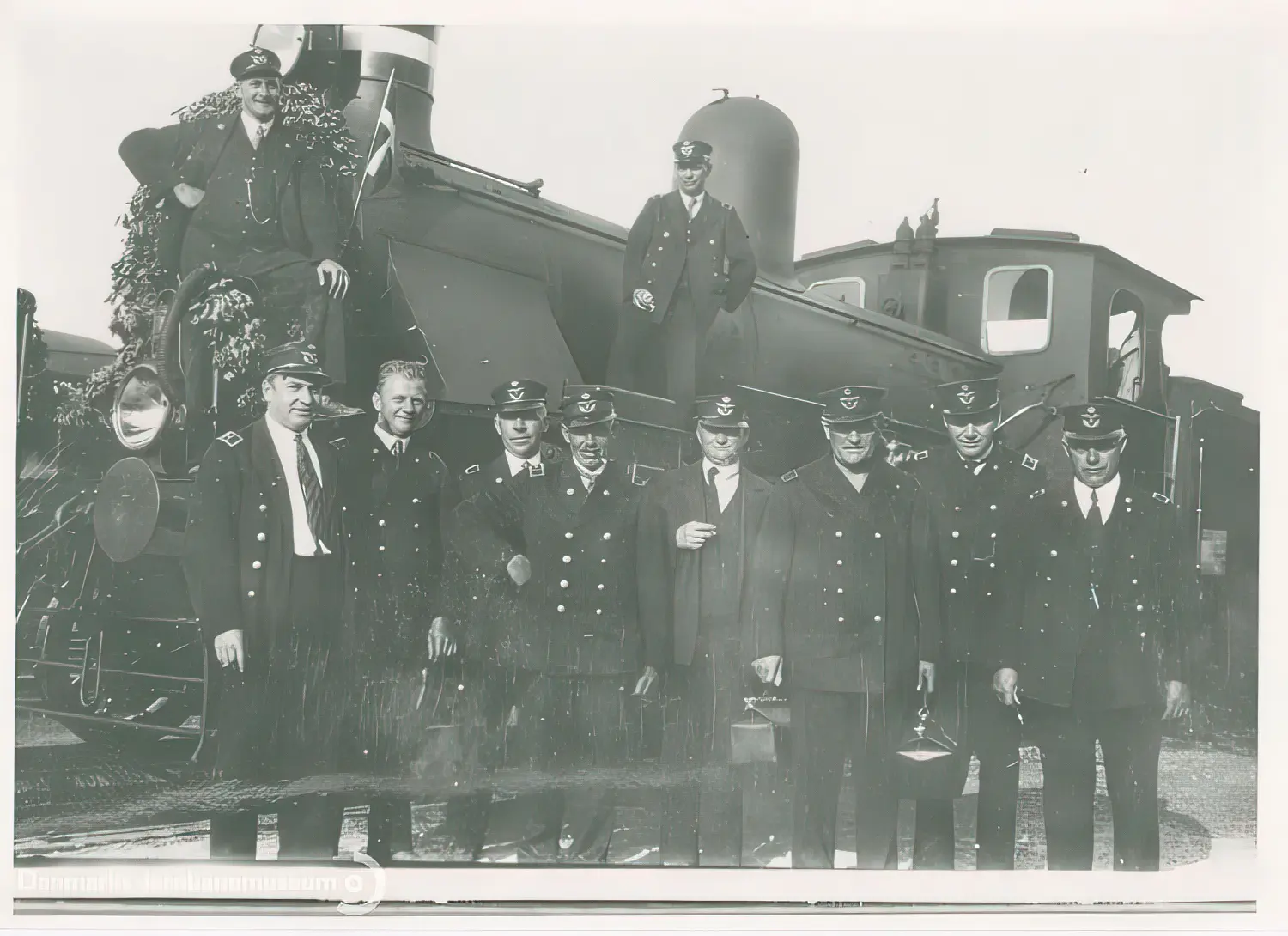 Billede af lokomotiv- og togpersonale foran damplokomotiv smykket til kørsel ved Ungdomsstævnet på Dybbøl 11. juni 1933 - ved Tønder H Station. Billede af lokomotiv- og togpersonale foran damplokomotiv smykket til kørsel ved Ungdomsstævnet på Dybbøl 11. juni 1933 - ved Tønder H Station.