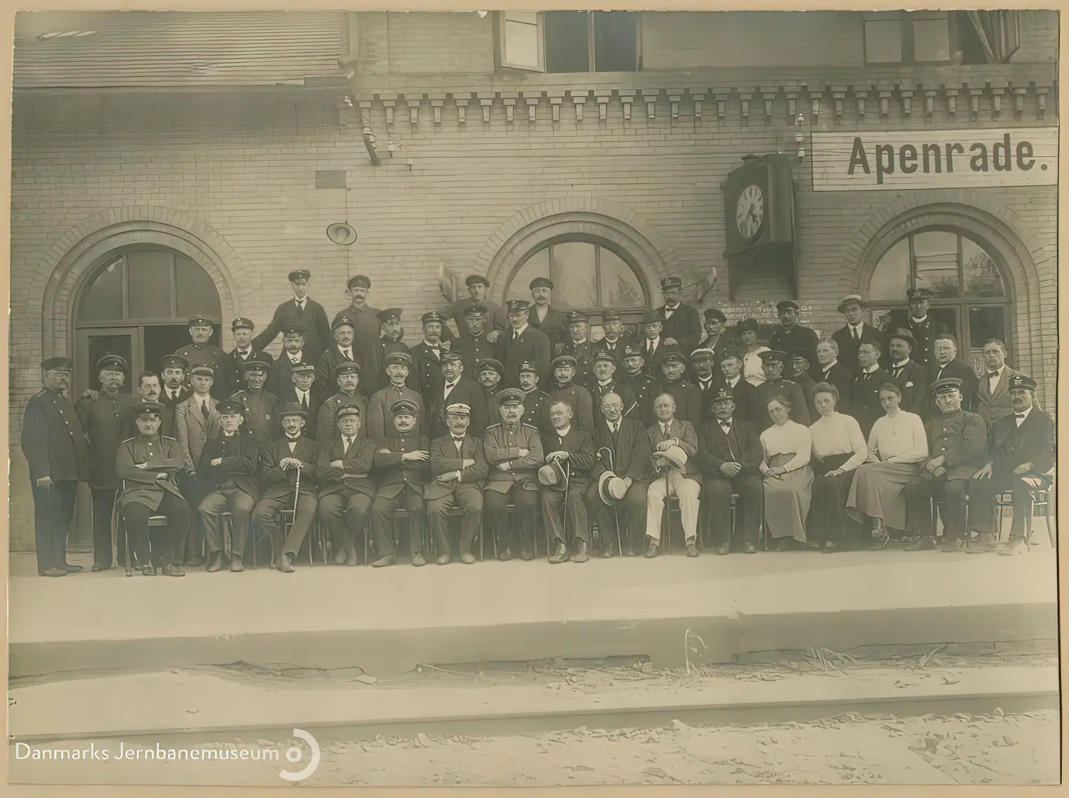 Billede af det tyske og det danske jernbanepersonale opstillet til fælles gruppefotografering forud for den danske overtagelse af Aabenraa Station natten mellem den 16. og 17. jun. 1920.