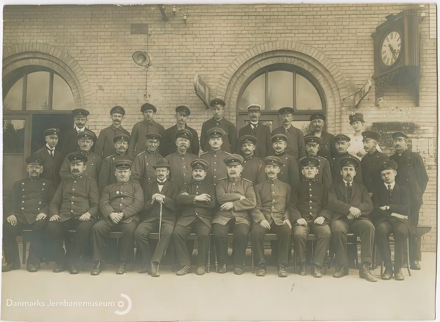 Billede af det tyske jernbanepersonale opstillet til fælles gruppefotografering forud for den danske overtagelse af Aabenraa Station natten mellem den 16. og 17. jun. 1920. I alt 31 inkl. loko- og togpersonale.