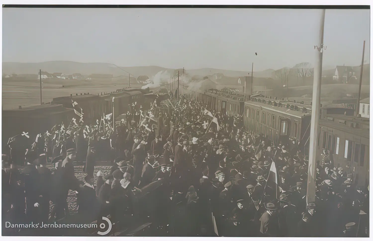 Billede af genforeningen - Danske og tyske stemmeberettigede ankommer til Aabenraa Station.