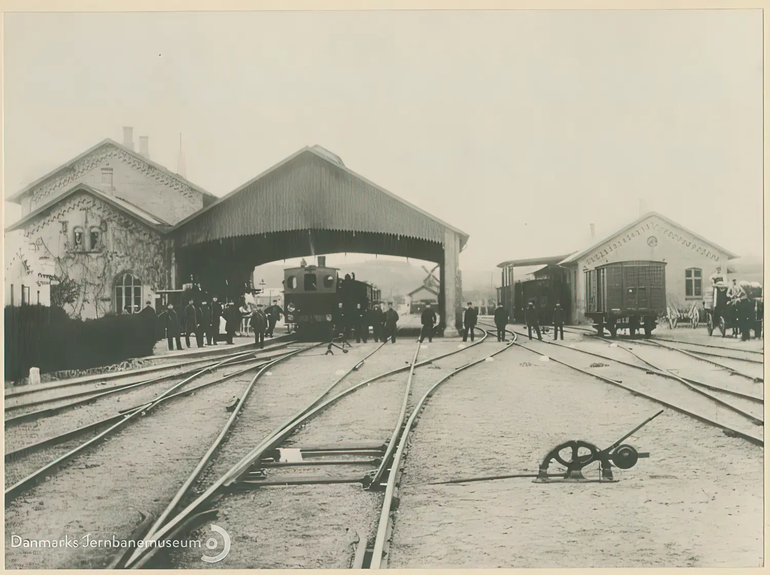 Billede af Aabenraa Station med perronhallen set mod vest. Til højre godsekspeditionsbygningen.