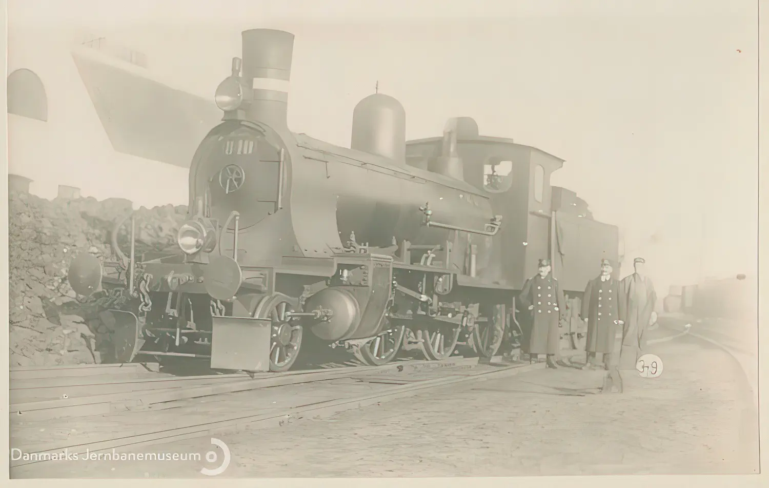 Billede af det preussiske særtog nr. 3571 ud for Vamdrup Station, med afstemningsberettigede var det første danske tog nogensinde på strækningen, fremført af dansk lokomotiv.