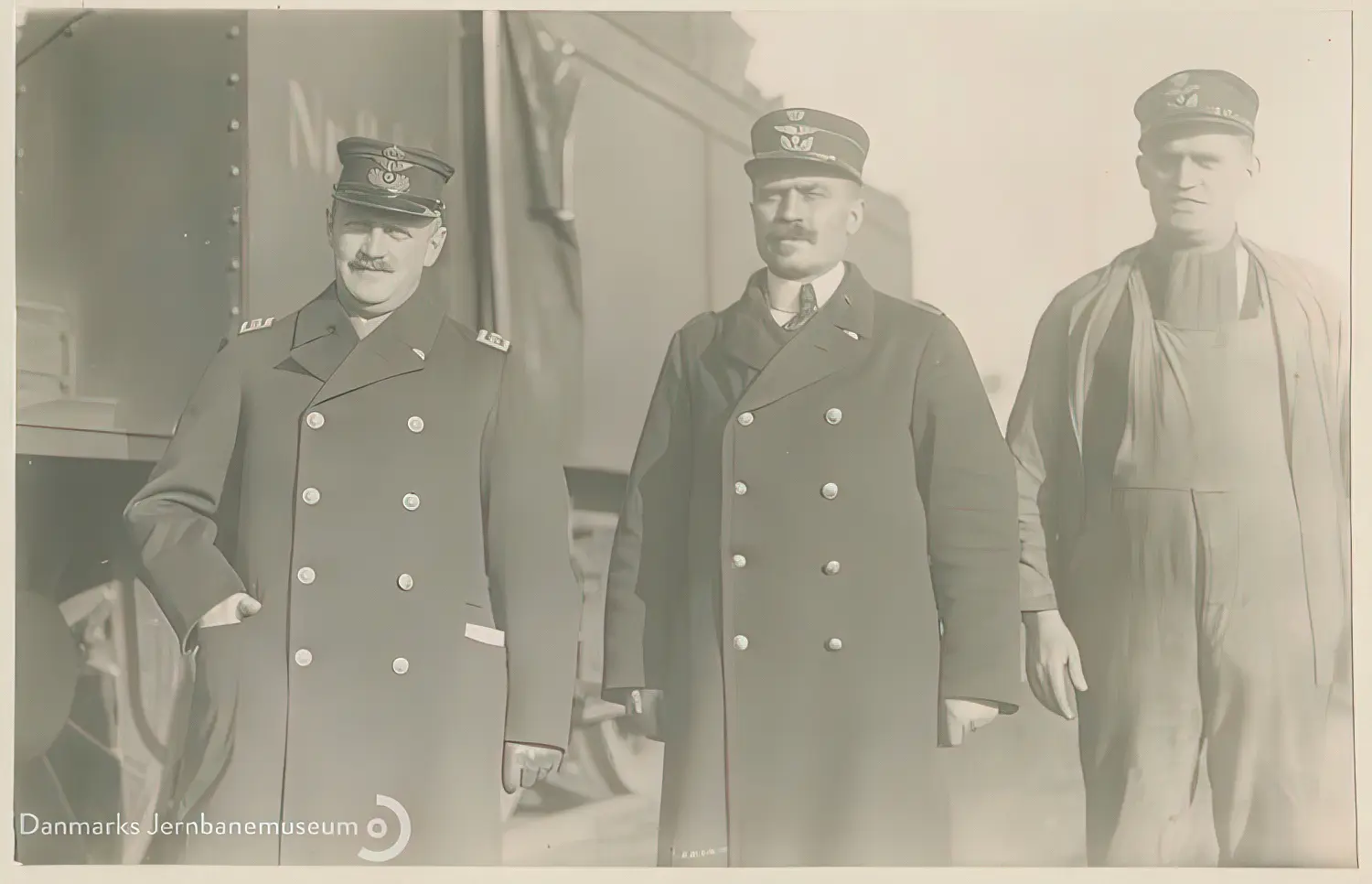 Billede af det danske personale på det preussiske særtog nr. 3571 ud for Vamdrup Station, med afstemningsberettigede var det første danske tog nogensinde på strækningen, fremført af dansk lokomotiv.