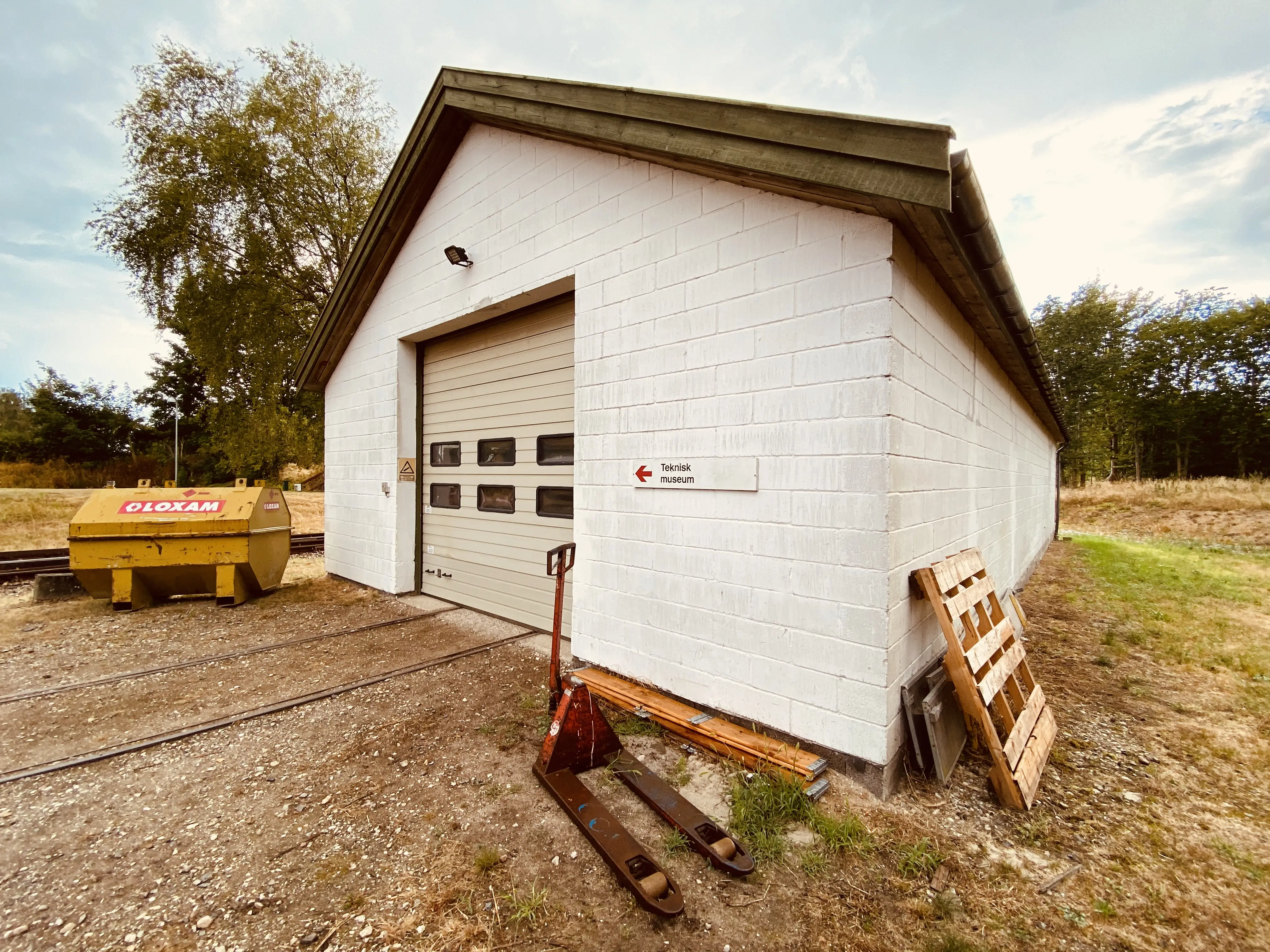 Billede af Firhøj Stations remise. Billede af Firhøj Stations remise.