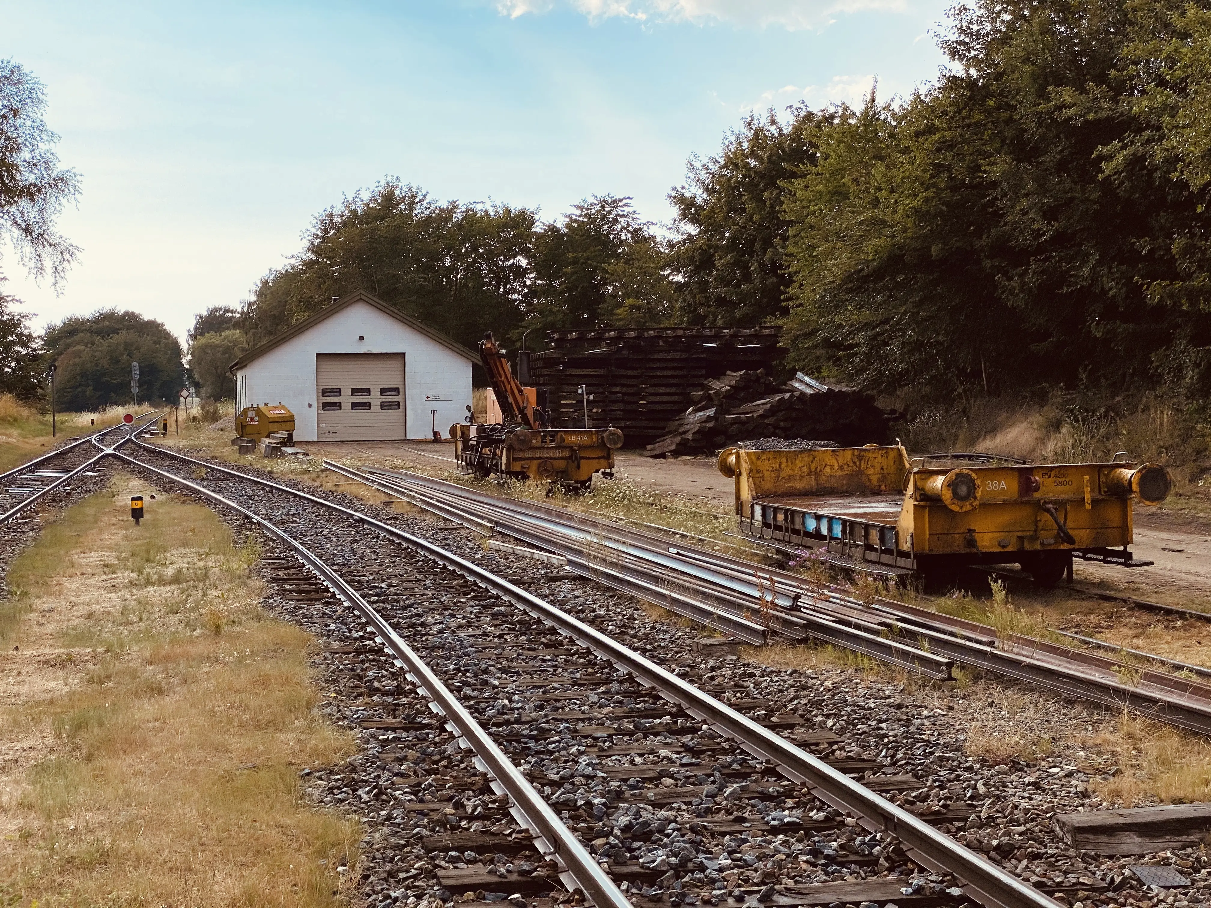 Billede af tog ud for Firhøj Station. Billede af tog ud for Firhøj Station.