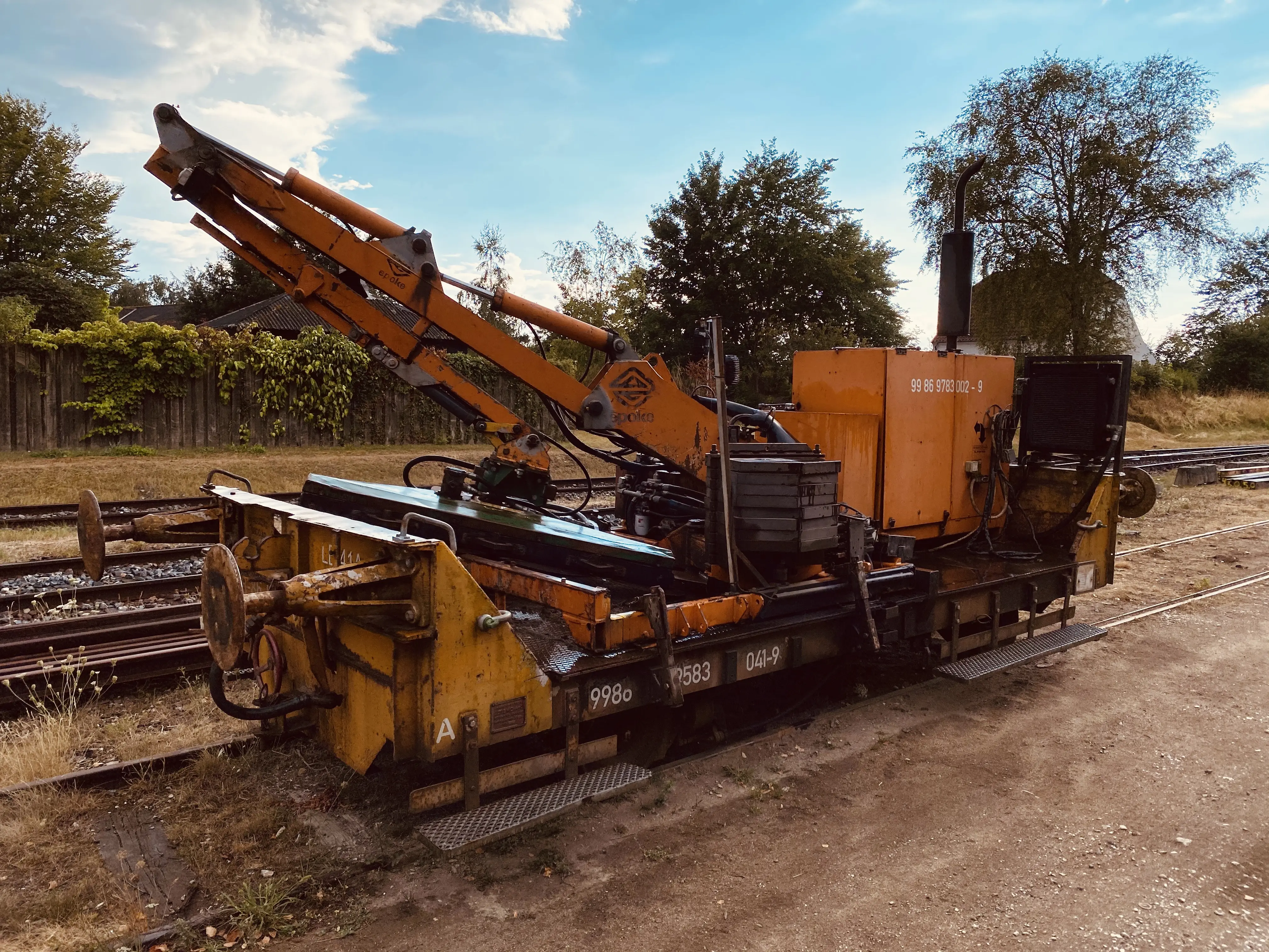 Billede af tog ud for Firhøj Station. Billede af tog ud for Firhøj Station.