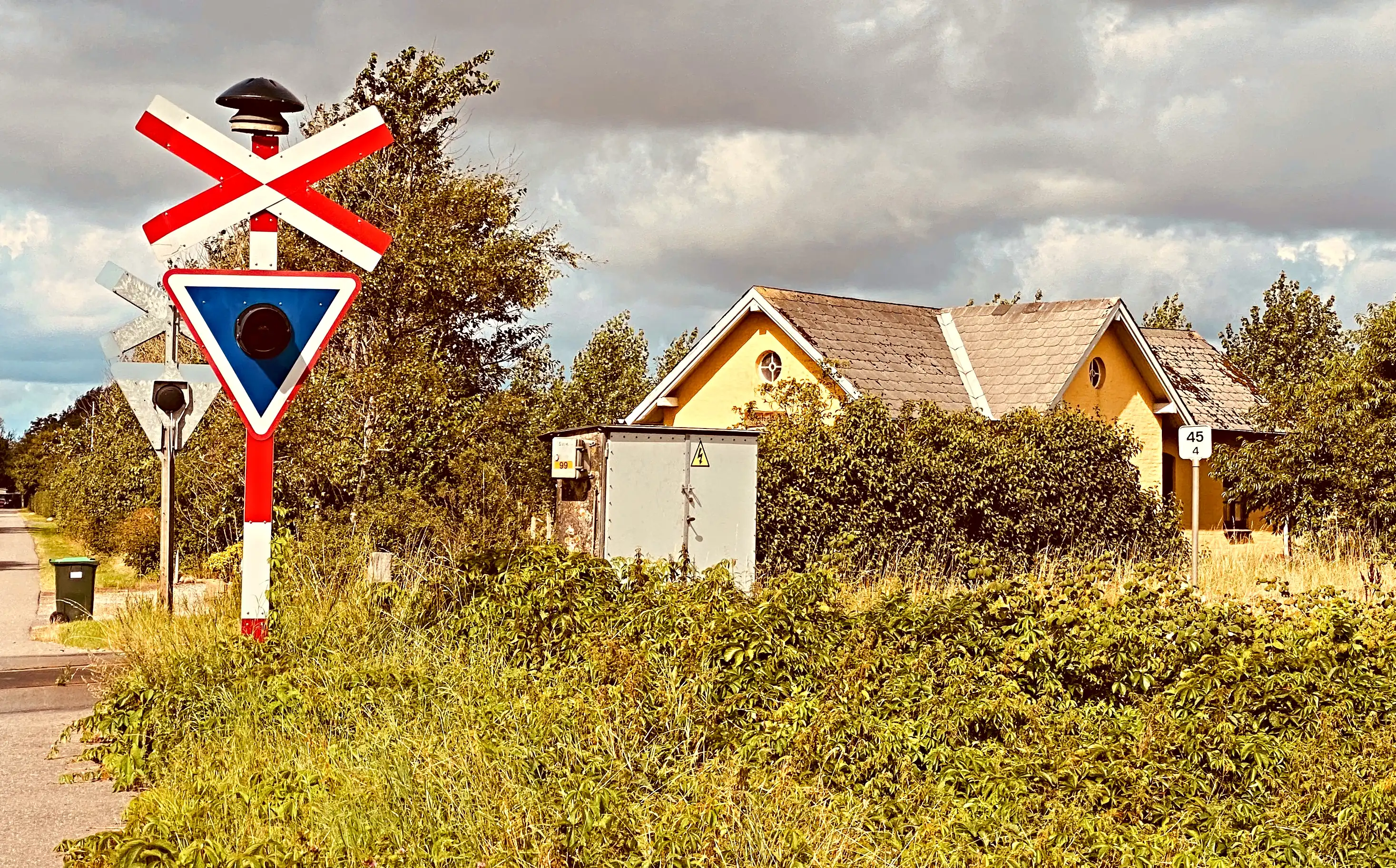 Billede af Vollum Billetsalgssted set fra sporsiden.