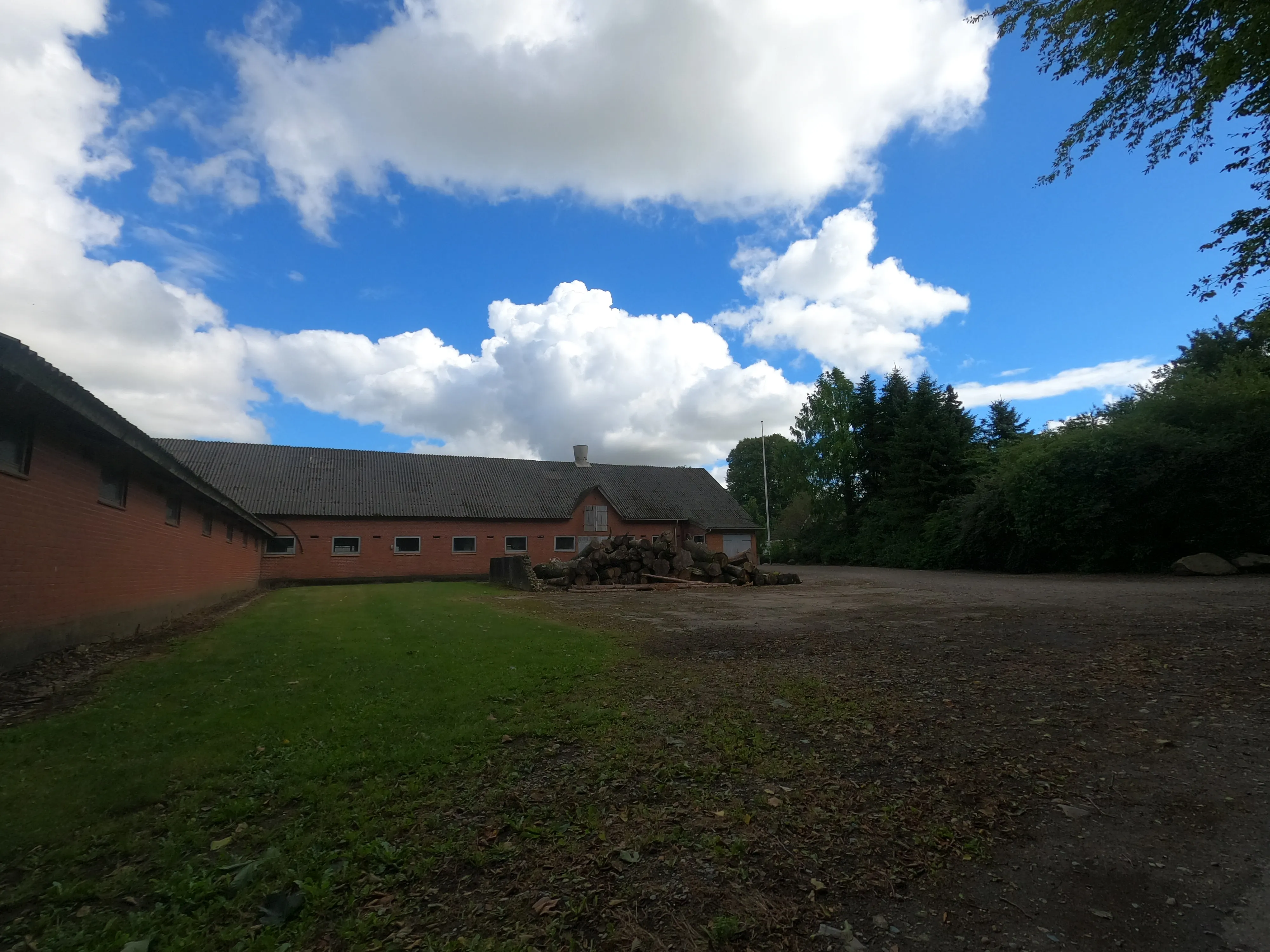 Billede af Østergårde Holdeplads med sidespor og salg af billetter skete fra gården Østergård som ligger ca. 300 meter syd for holdepladsen. Billede af Østergårde Holdeplads med sidespor og salg af billetter skete fra gården Østergård som ligger ca. 300 meter syd for holdepladsen.