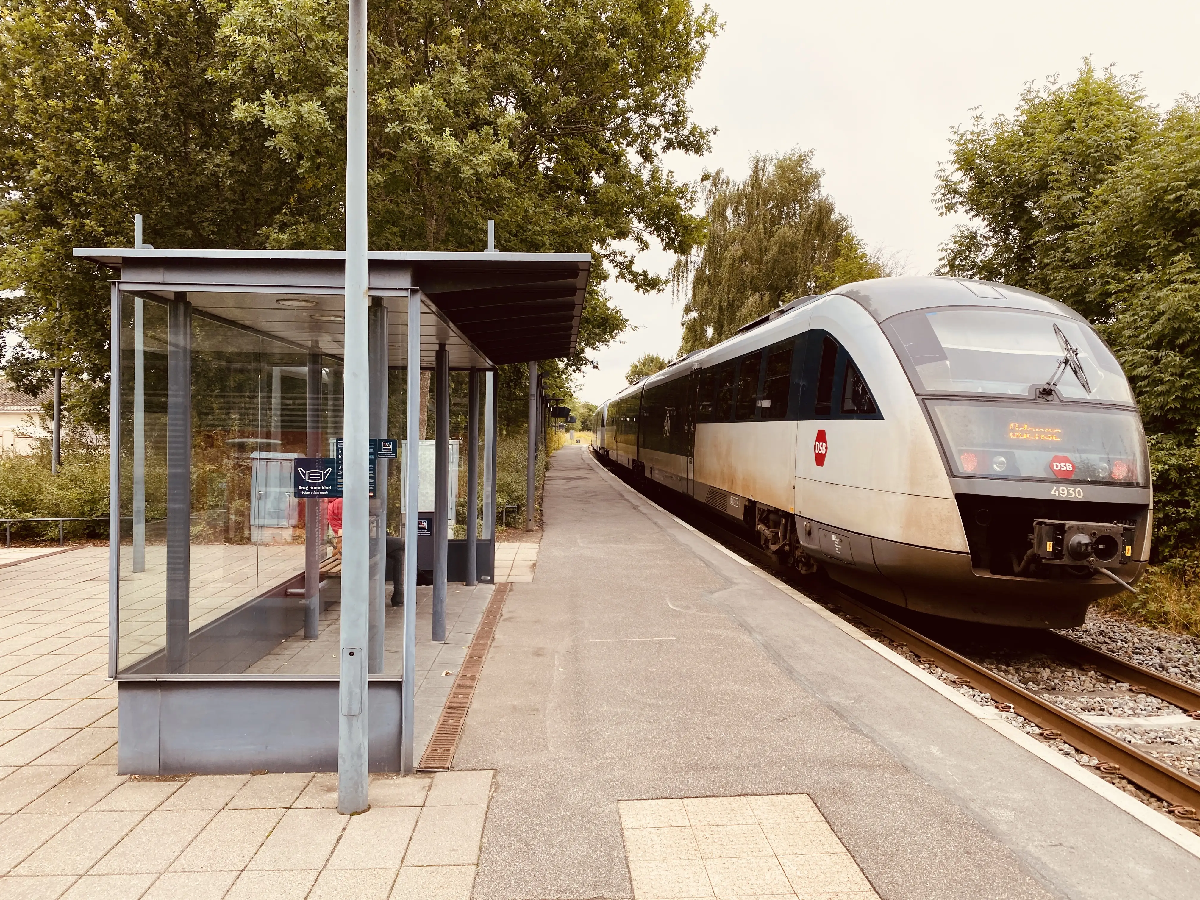 Billede af tog ud for Rudme Trinbræt. Billede af tog ud for Rudme Trinbræt.