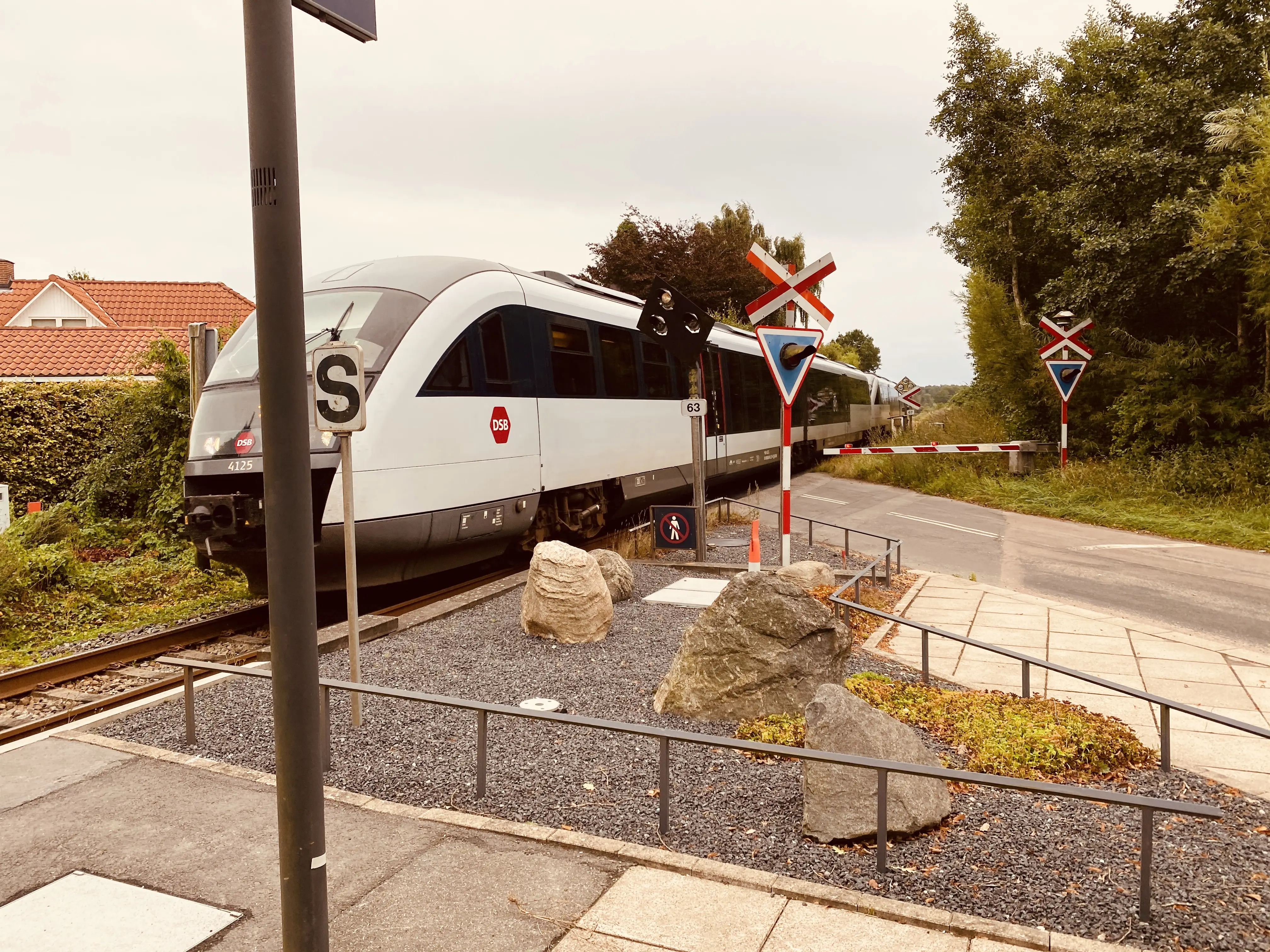 Billede af DSB MQ 4125-4925 fotograferet ud for Rudme Trinbræt. Billede af DSB MQ 4125-4925 fotograferet ud for Rudme Trinbræt.