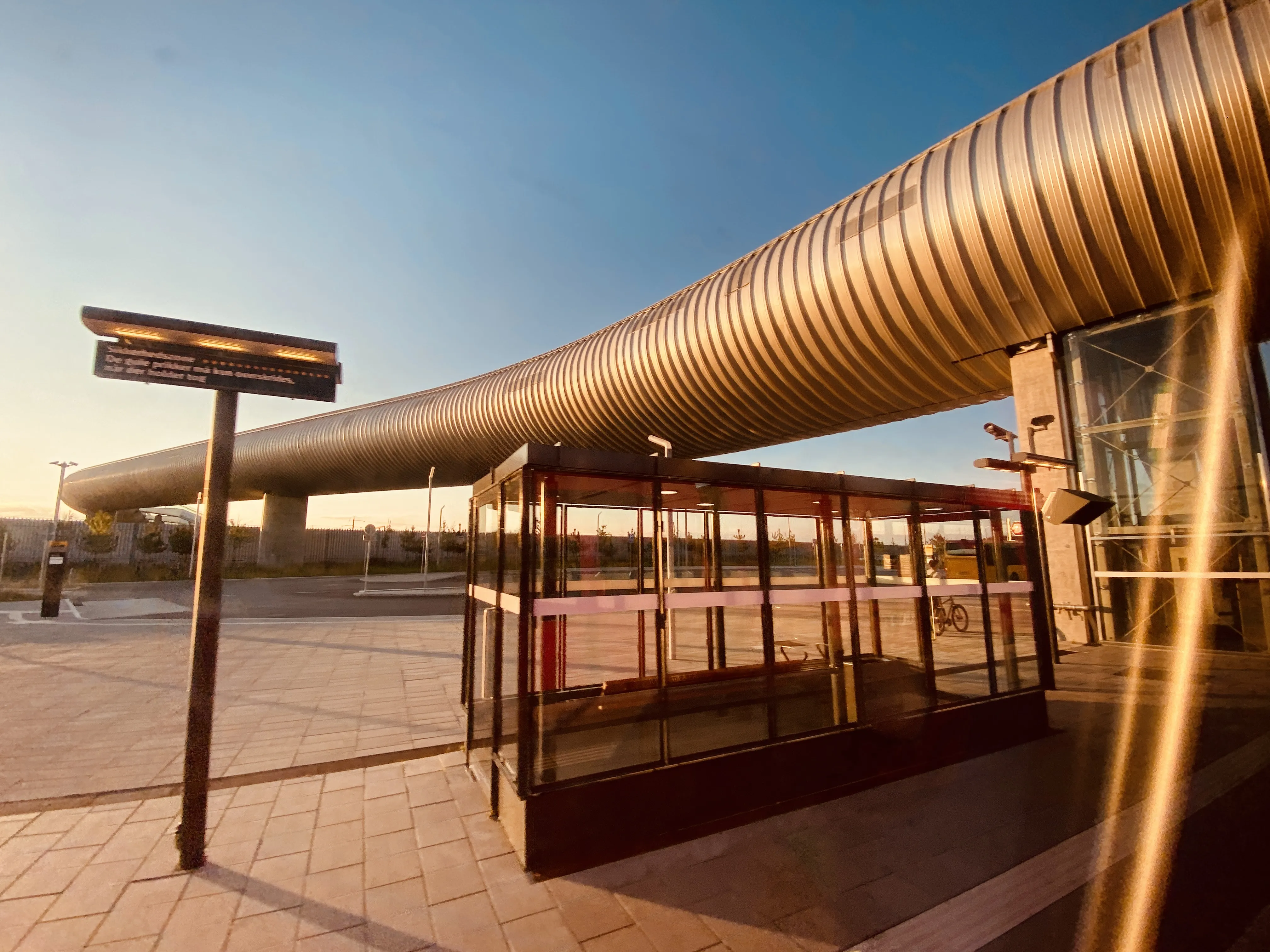 Billede af Køge Nord S-togstrinbræt. Billede af Køge Nord S-togstrinbræt.