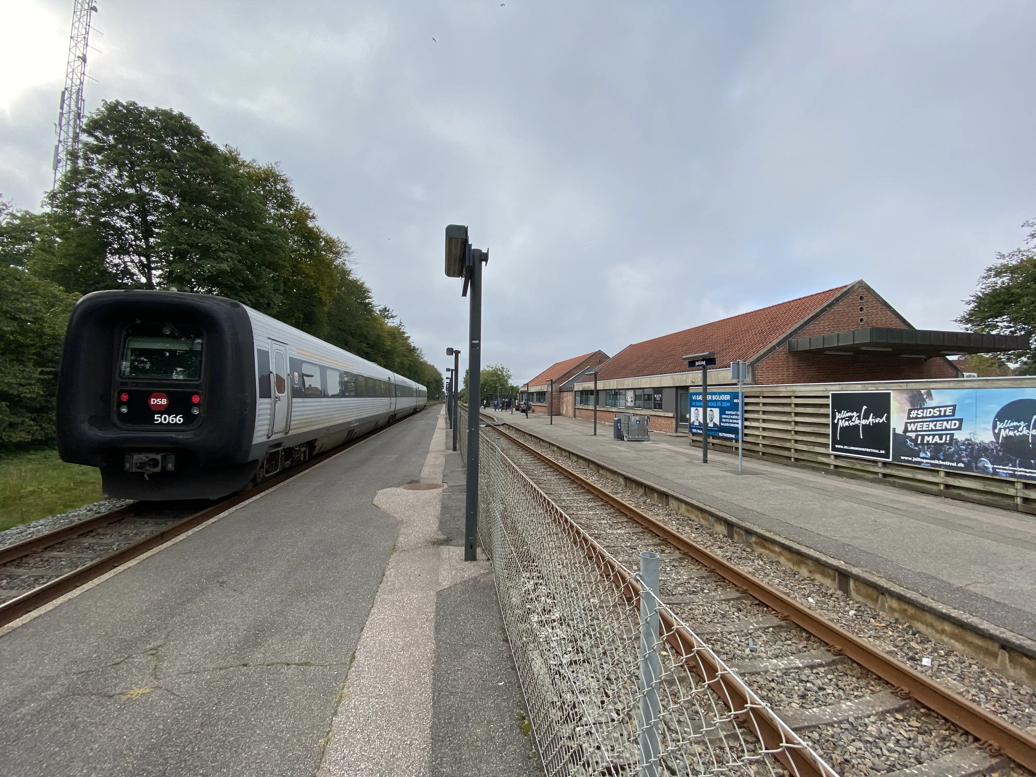 Billede af tog ud for Jelling Trinbræt.