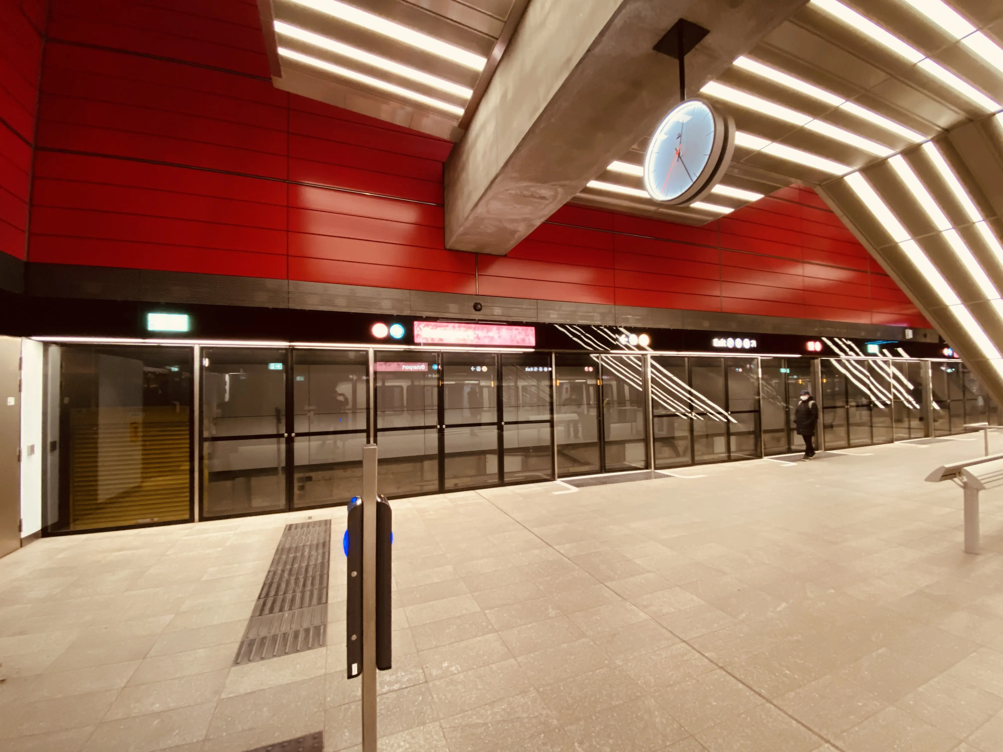 Billede af Østerport Metrostation, som har en varm og dyb rød farve, der signalerer trafik, transport og transit.