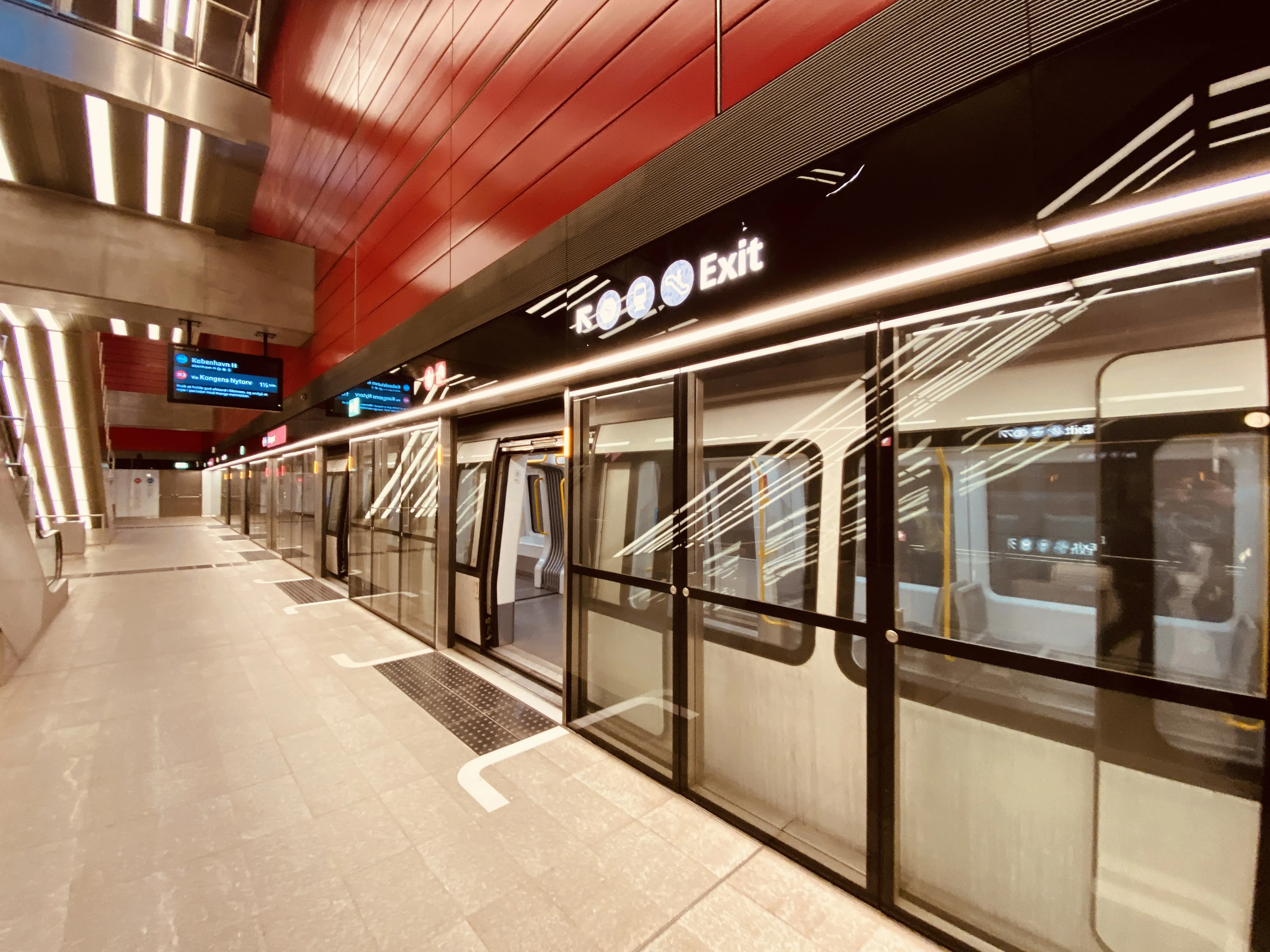 Billede af Østerport Metrostation, som har en varm og dyb rød farve, der signalerer trafik, transport og transit.