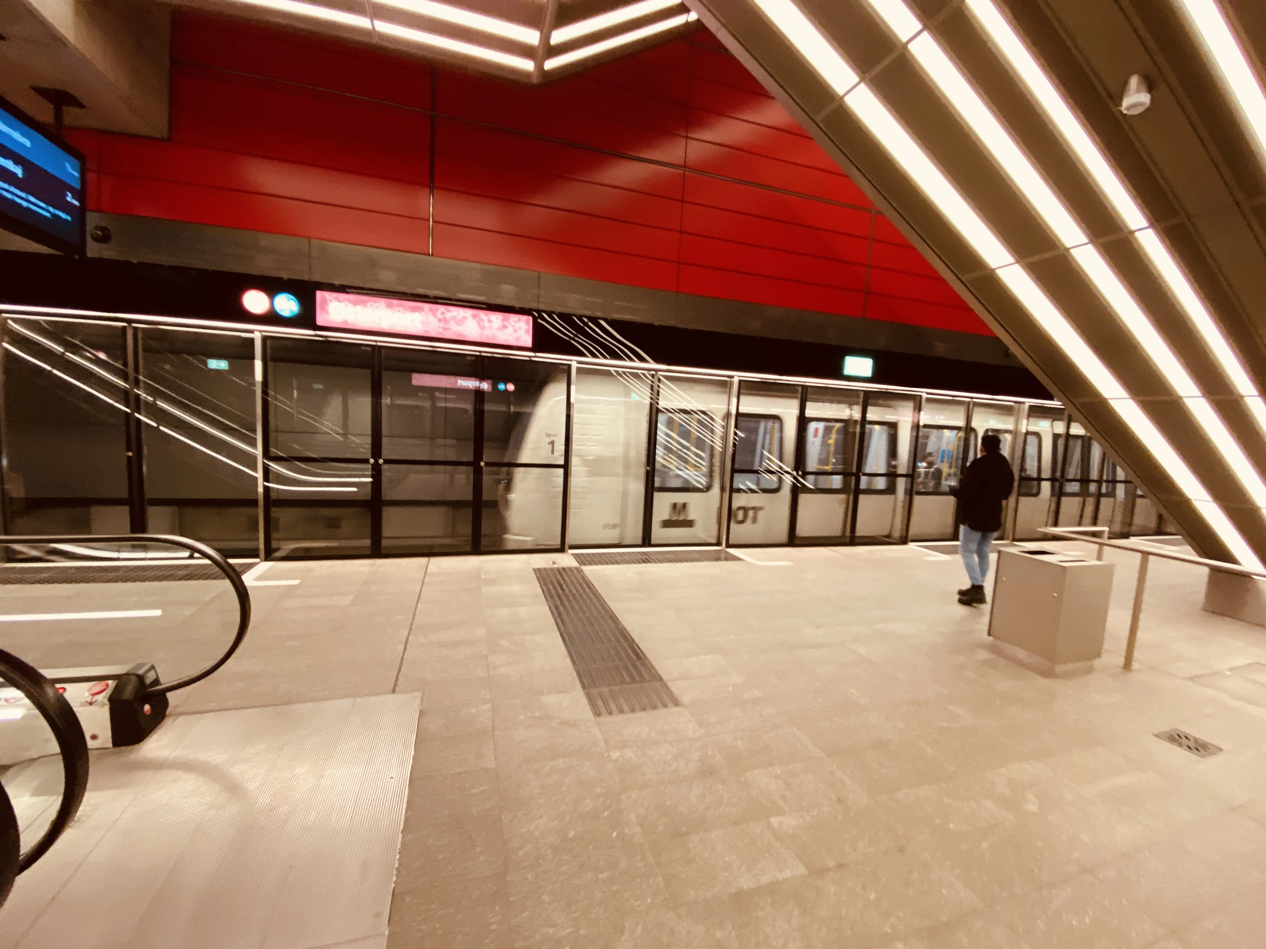 Billede af Østerport Metrostation, som har en varm og dyb rød farve, der signalerer trafik, transport og transit.
